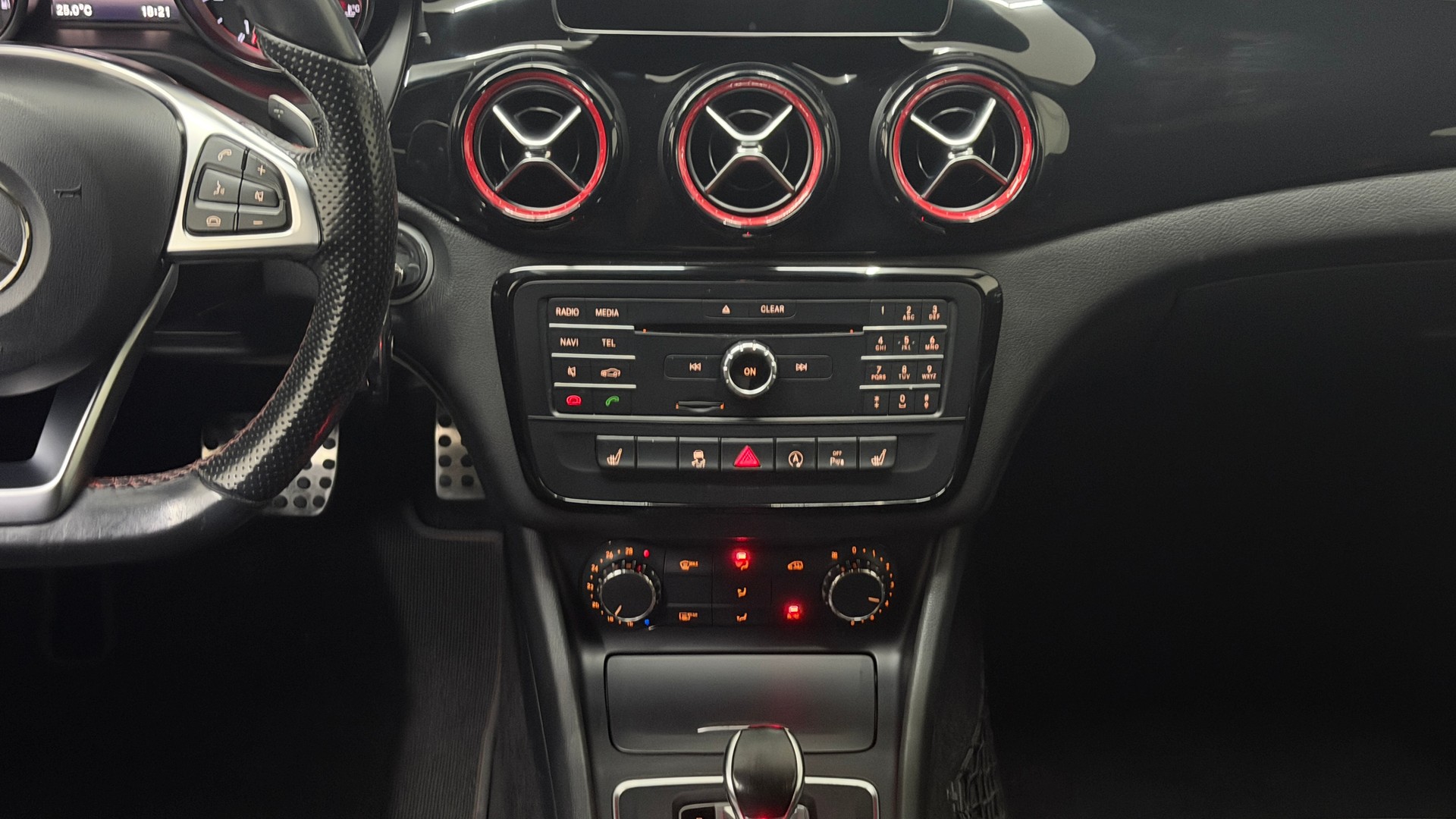 MERCEDES-BENZ CLA 45 AMG 4Matic Speedshift-image-11