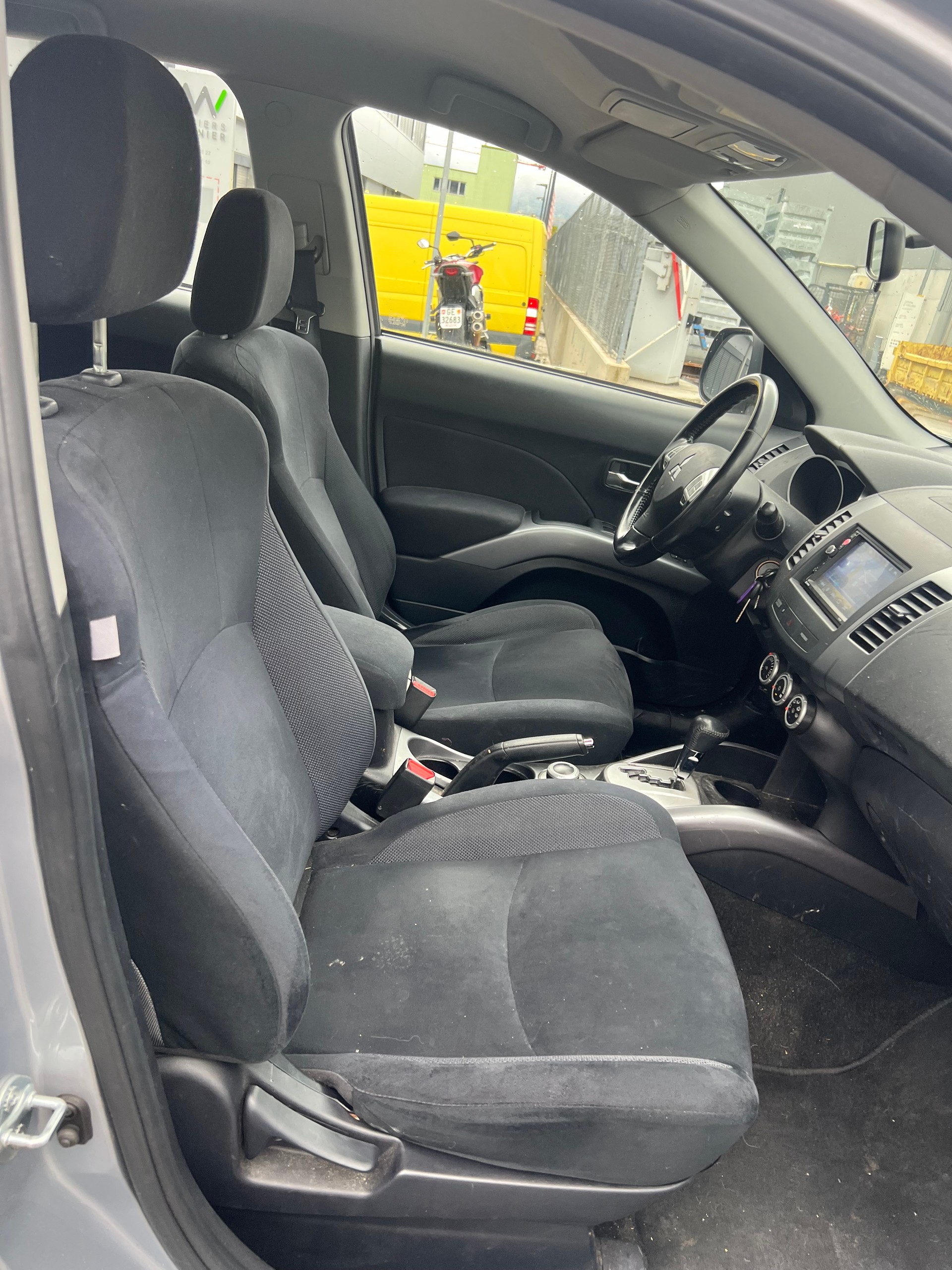 MITSUBISHI Outlander 2.4 Instyle 4WD CVT-image-12