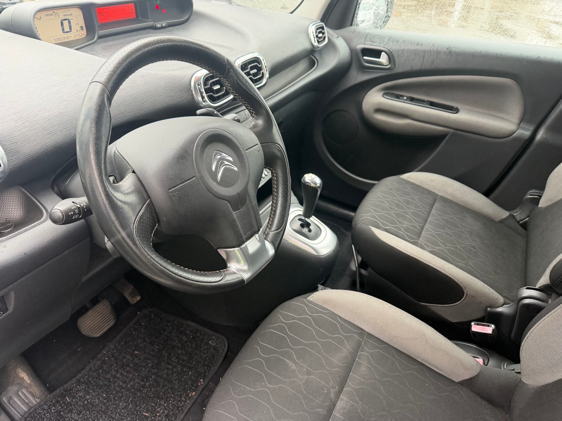 CITROEN C3 Picasso 1.6 HDi Exclusive EGS6-image-4