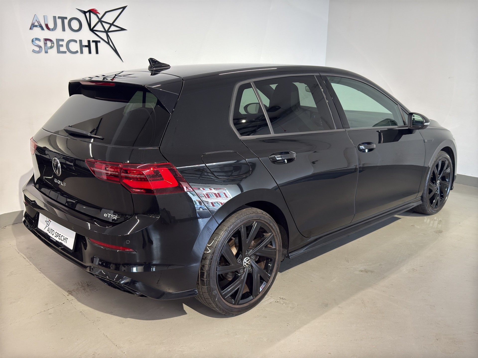 VW Golf 1.5 eTSI mHEV ACT R-Line DSG-image-4