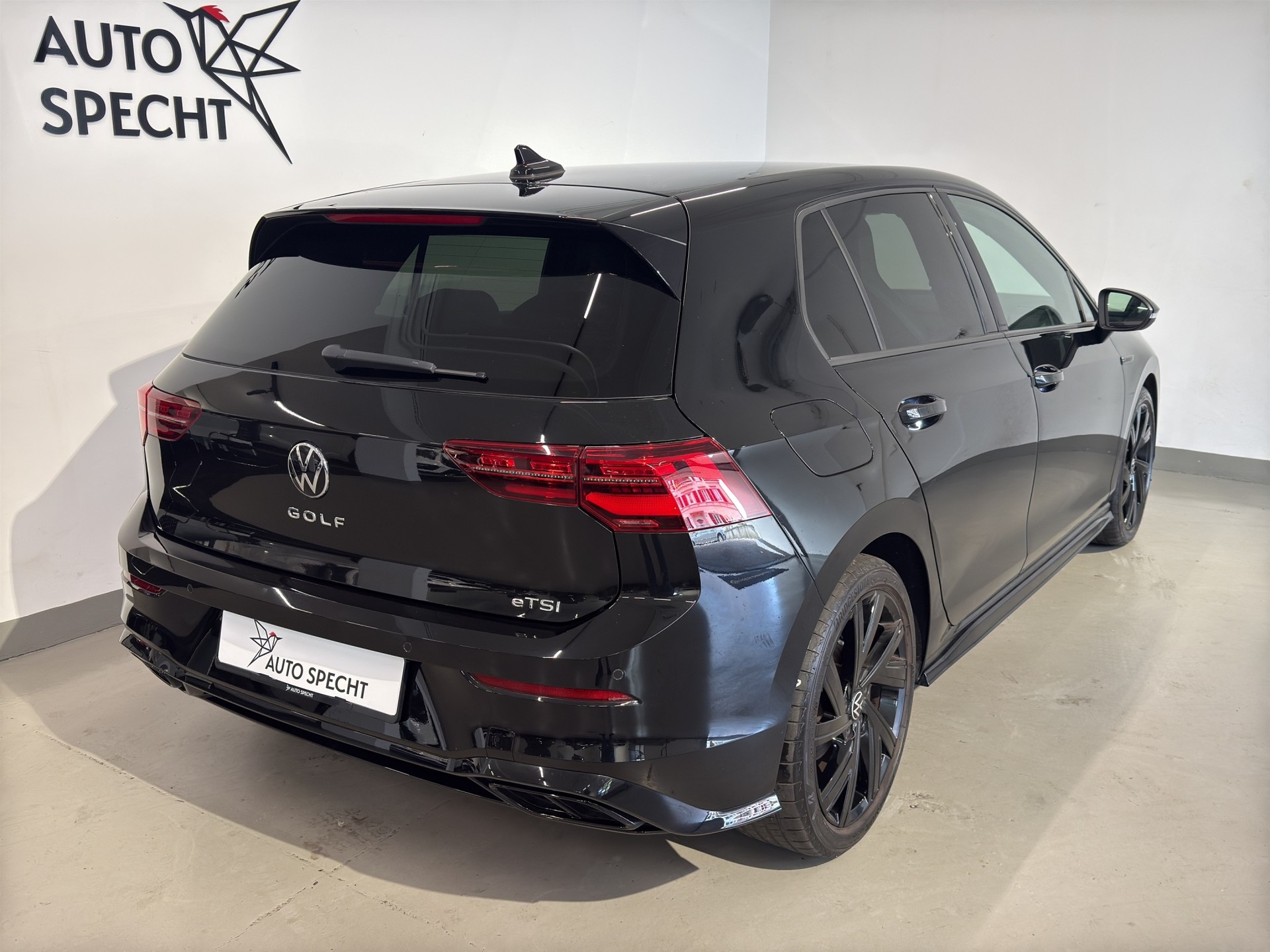 VW Golf 1.5 eTSI mHEV ACT R-Line DSG-image-5