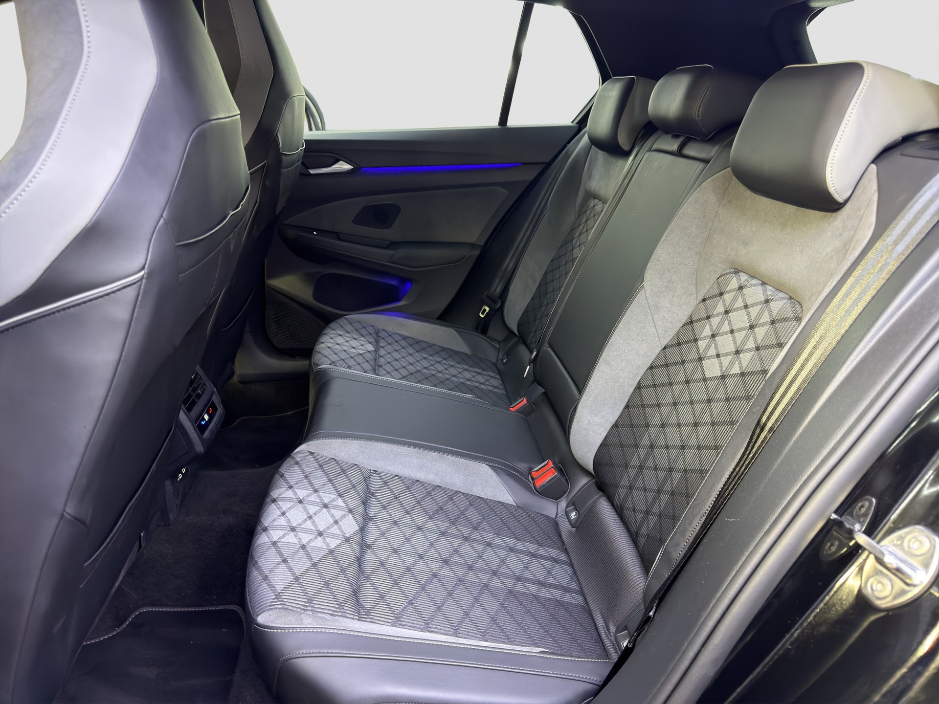 VW Golf 1.5 eTSI mHEV ACT R-Line DSG-image-13