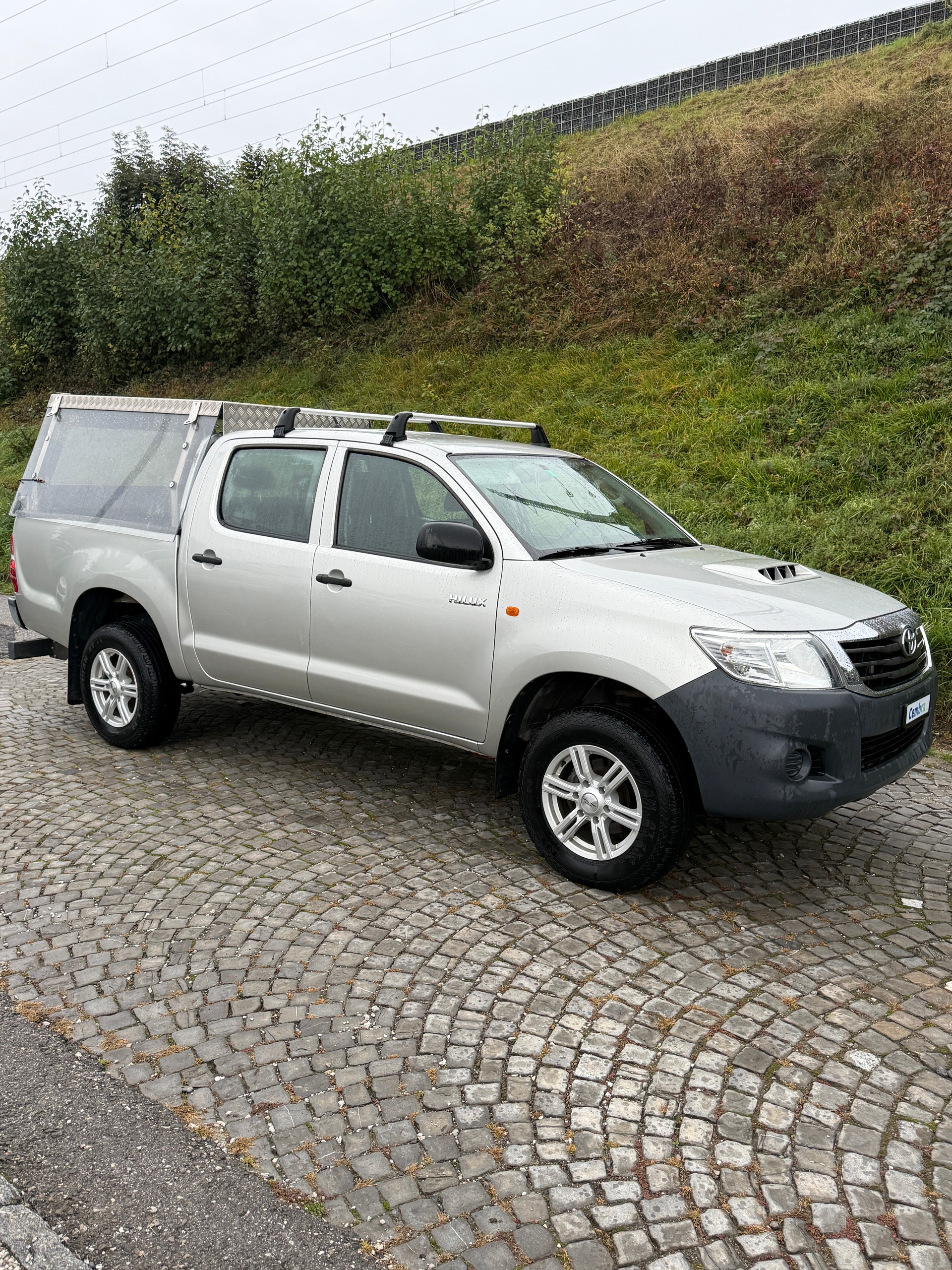 TOYOTA Hilux 2.5D 4WD Double Cab Luna-showroom-element-1
