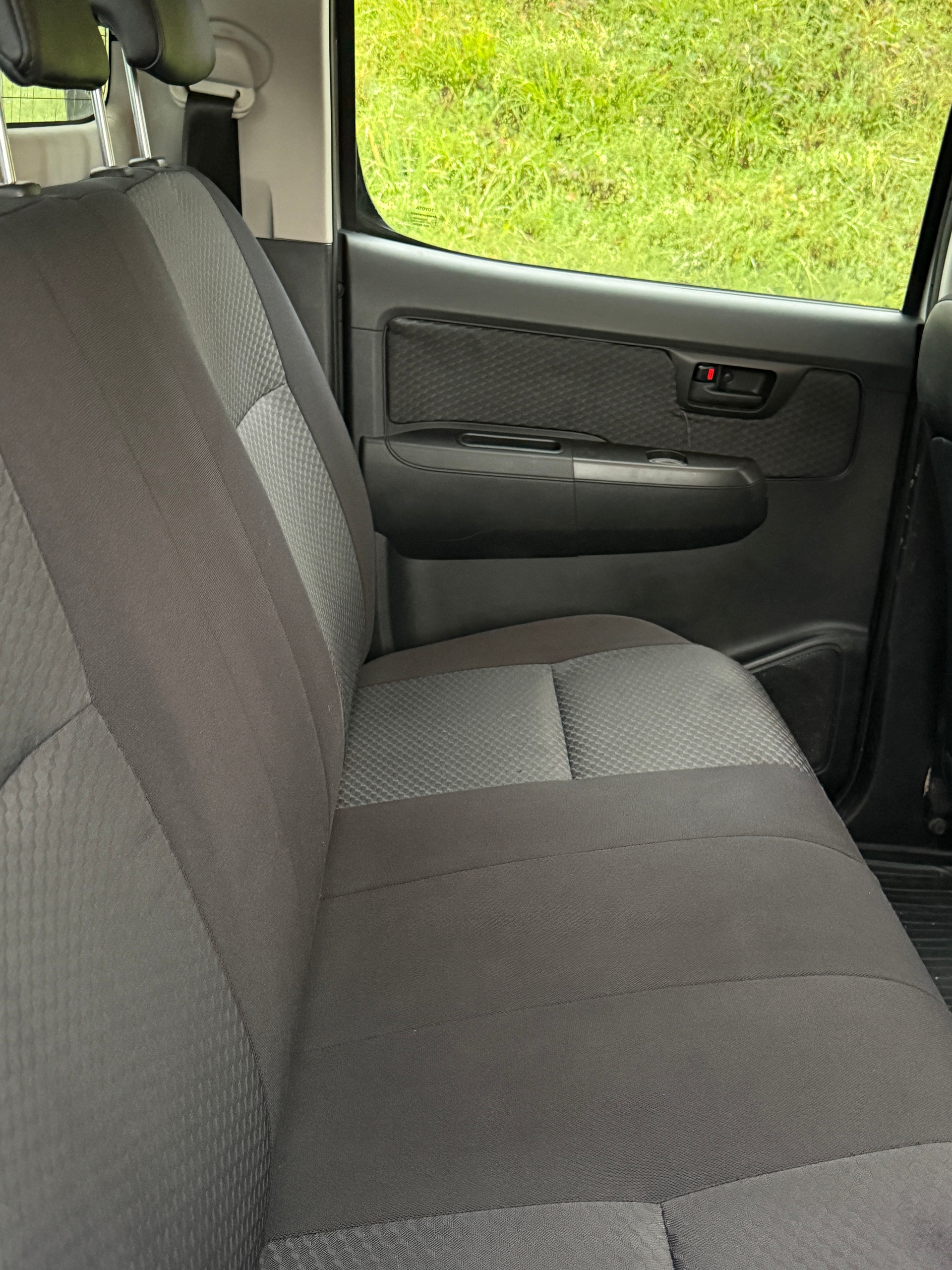 TOYOTA Hilux 2.5D 4WD Double Cab Luna-image-9