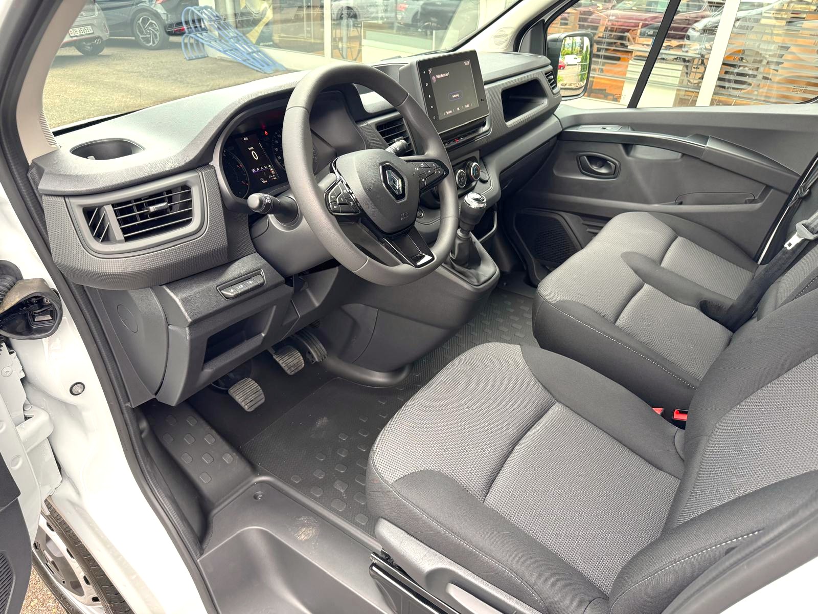 RENAULT RENAULT Trafic 2.0 Blue dCi 130 Advance L1H1 EN-image-1