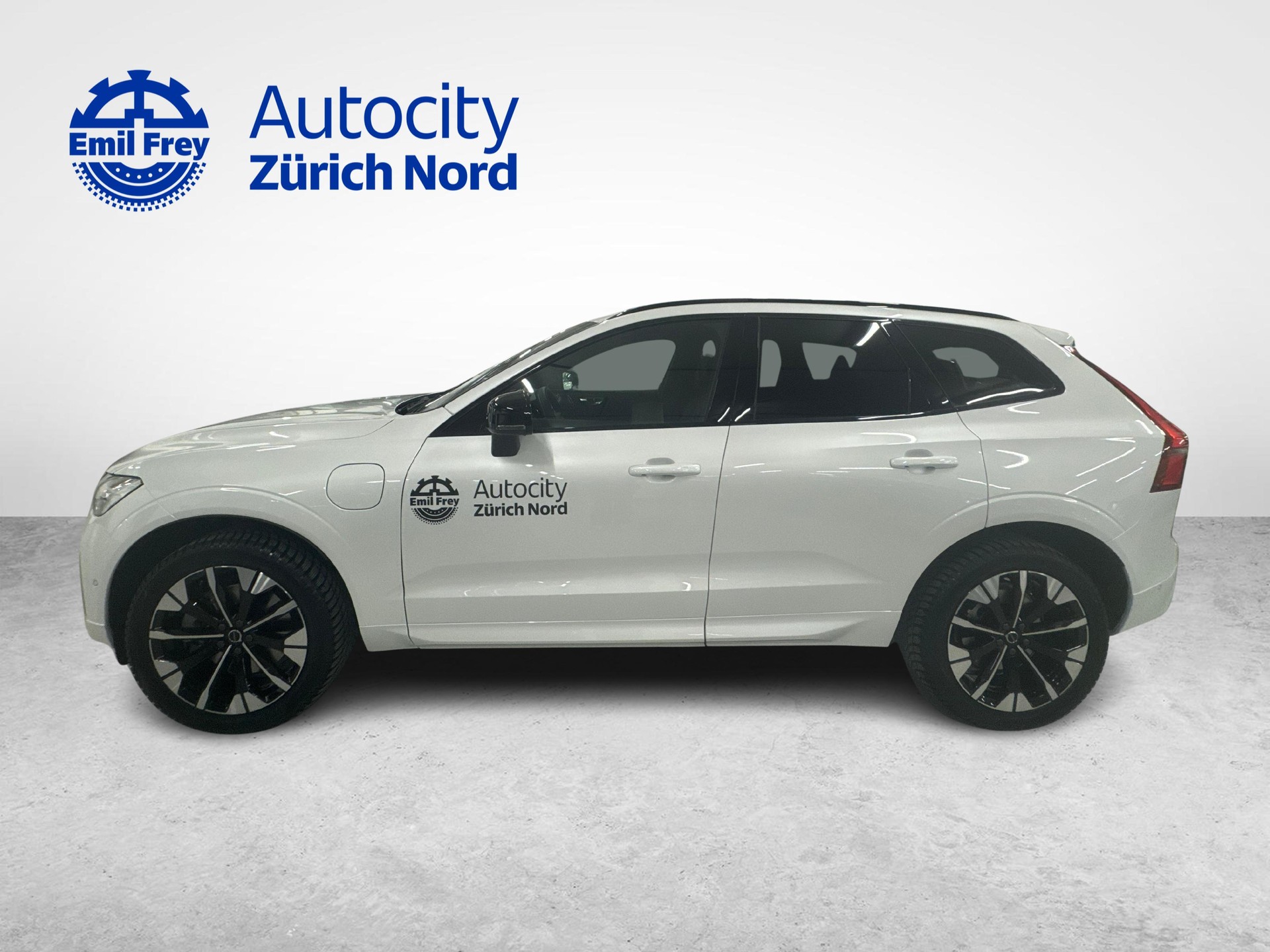 VOLVO XC60 2.0 T6 TE Black Edition eAWD-image-1