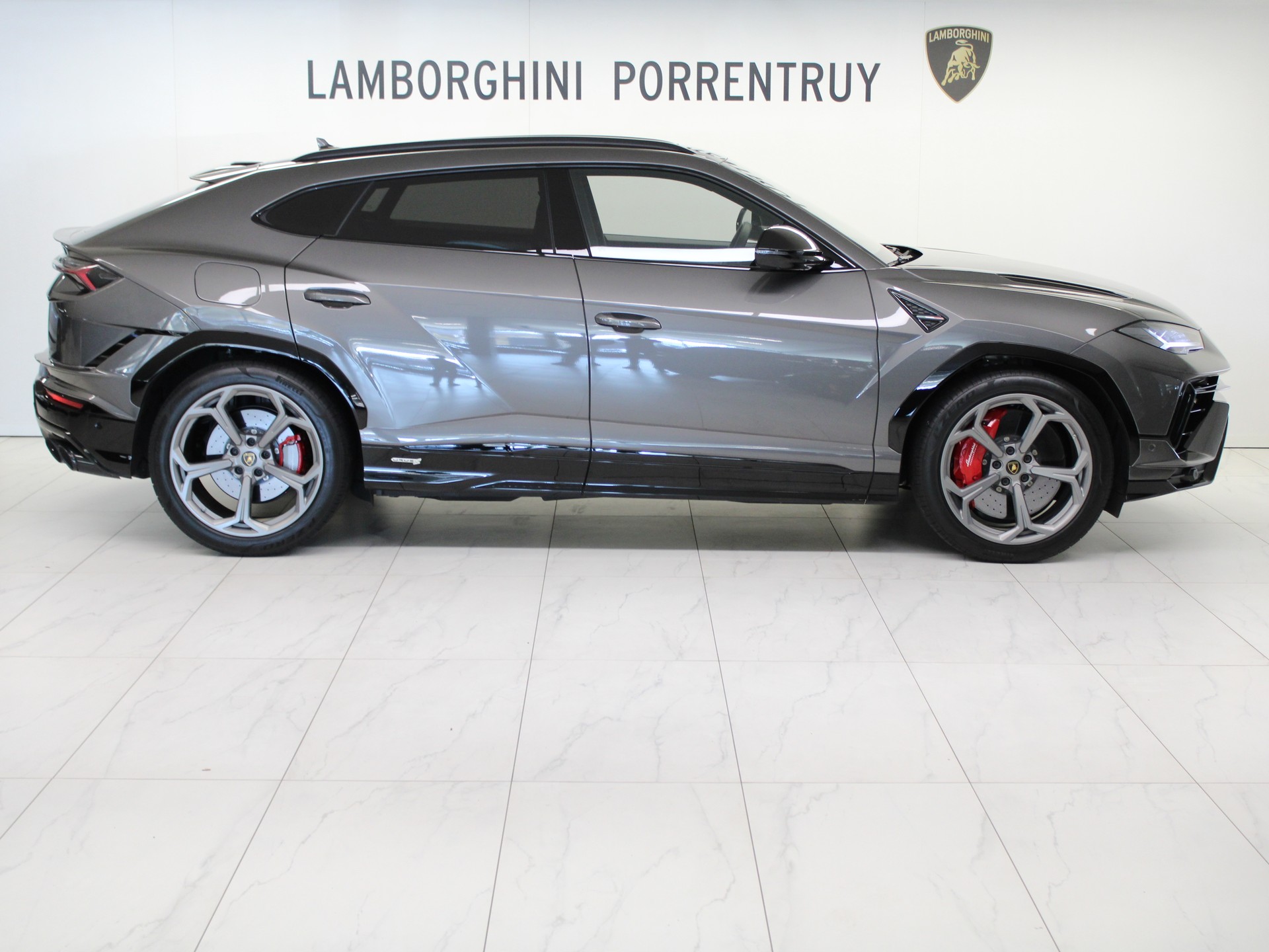 LAMBORGHINI Urus S-image-1