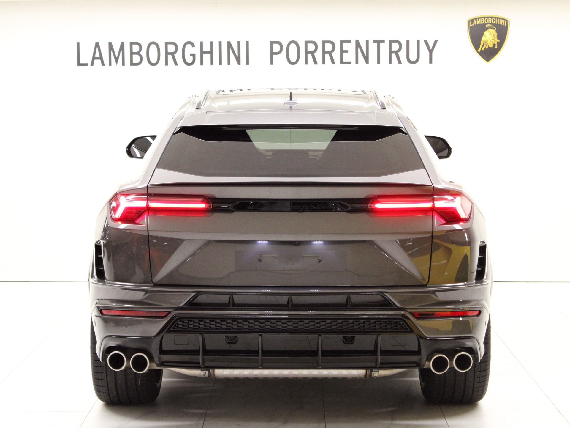 LAMBORGHINI Urus S-image-1