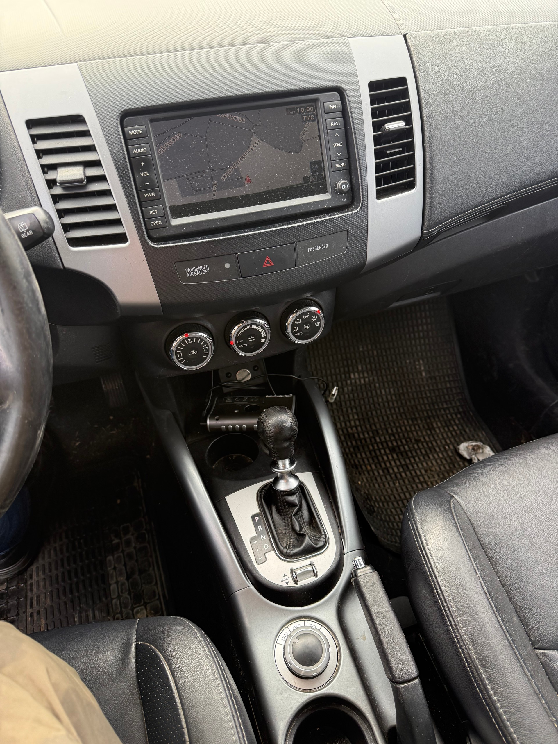 PEUGEOT 4007 2.2 HDi Confort-image-5