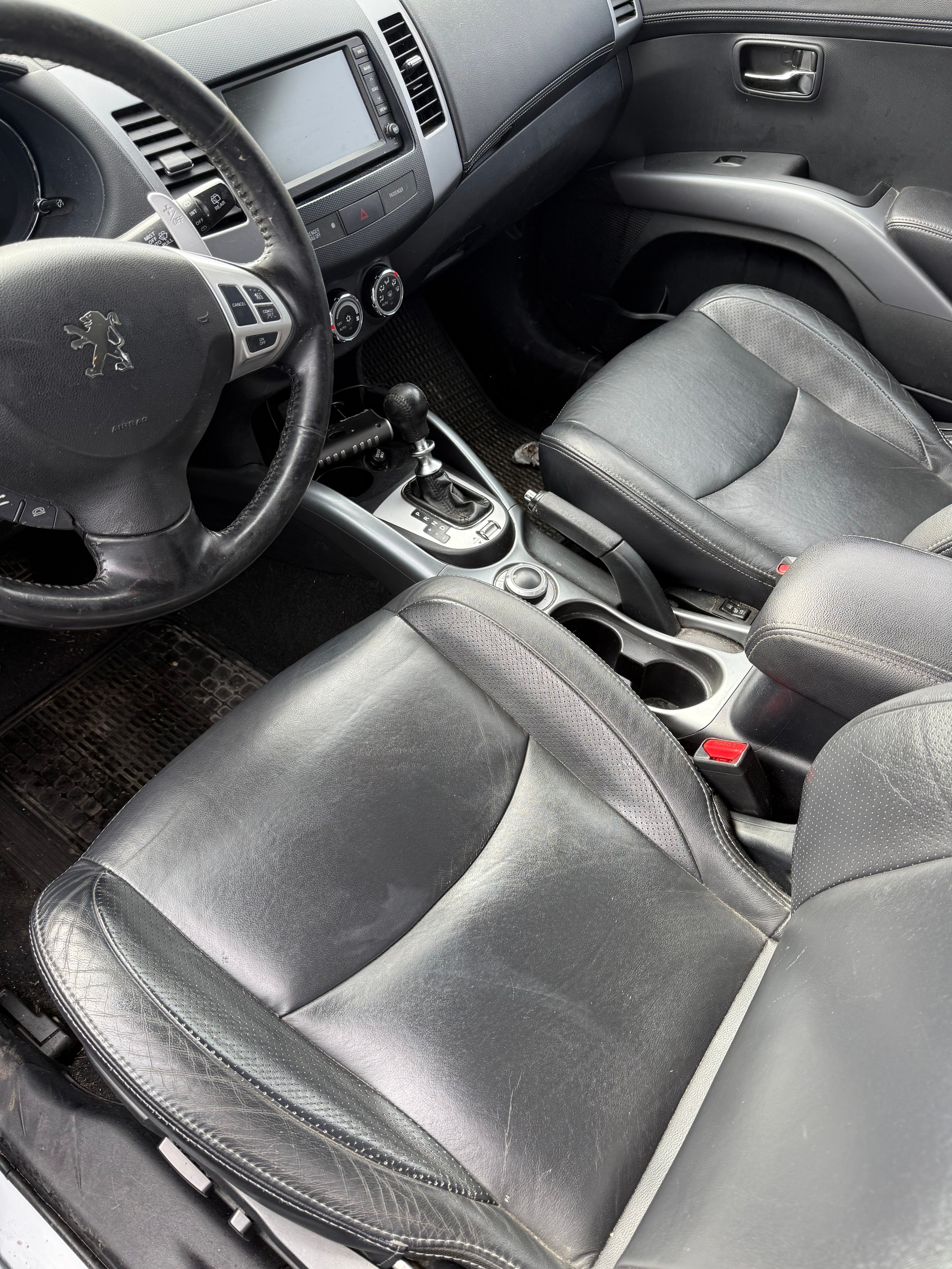 PEUGEOT 4007 2.2 HDi Confort-image-4