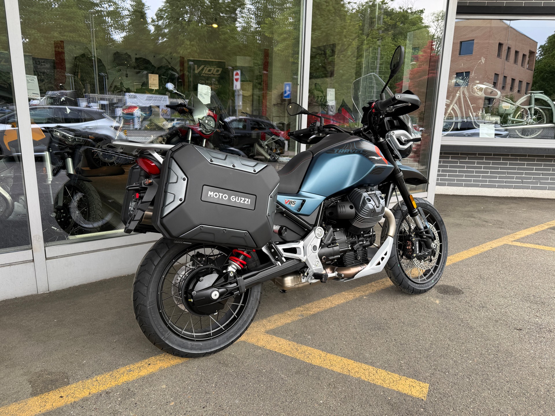 MOTO GUZZI V85 TT Travel E5+-showroom-element-1