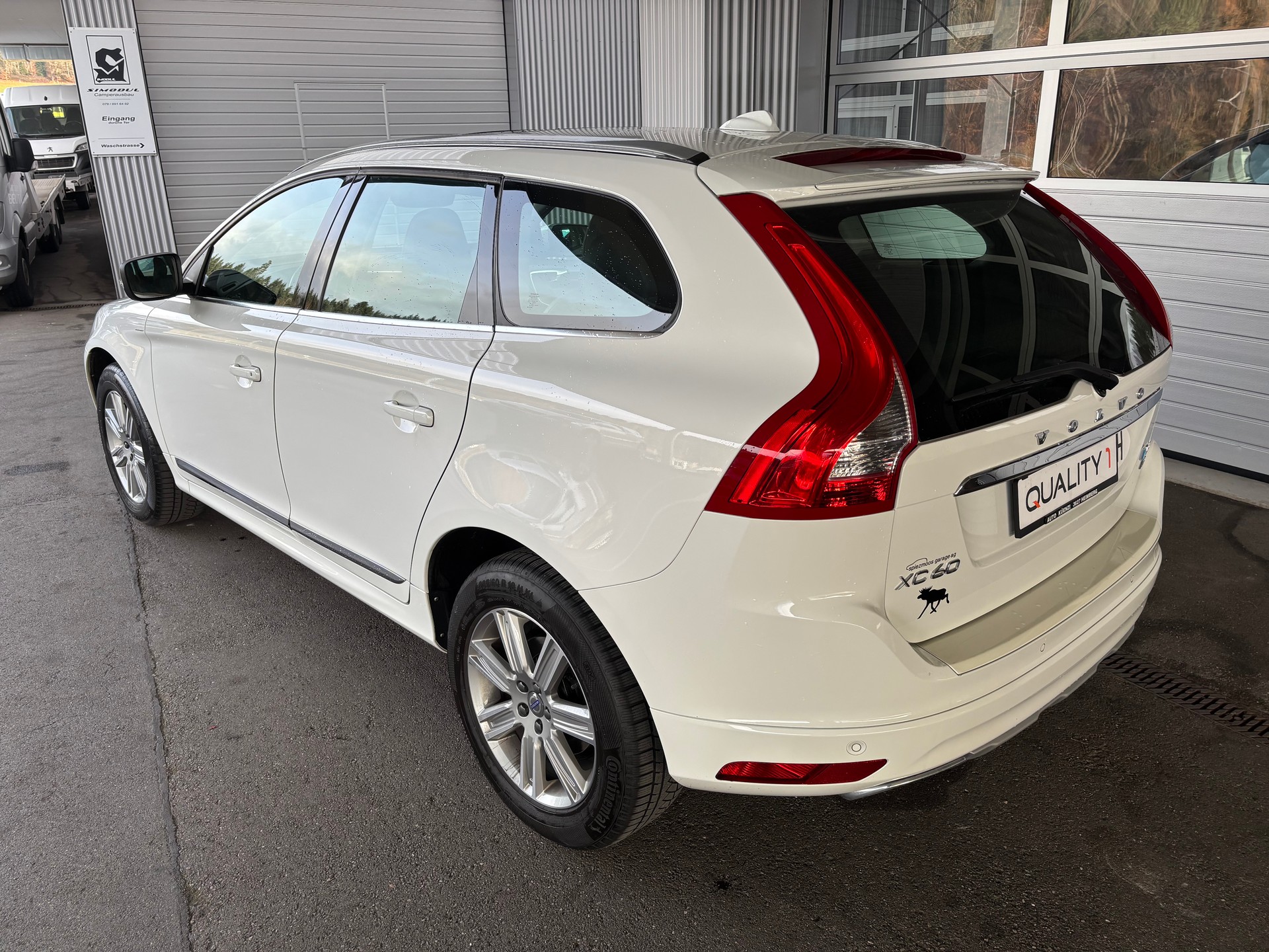 VOLVO XC60 D5 AWD Summum Geartronic Polestare-image-2