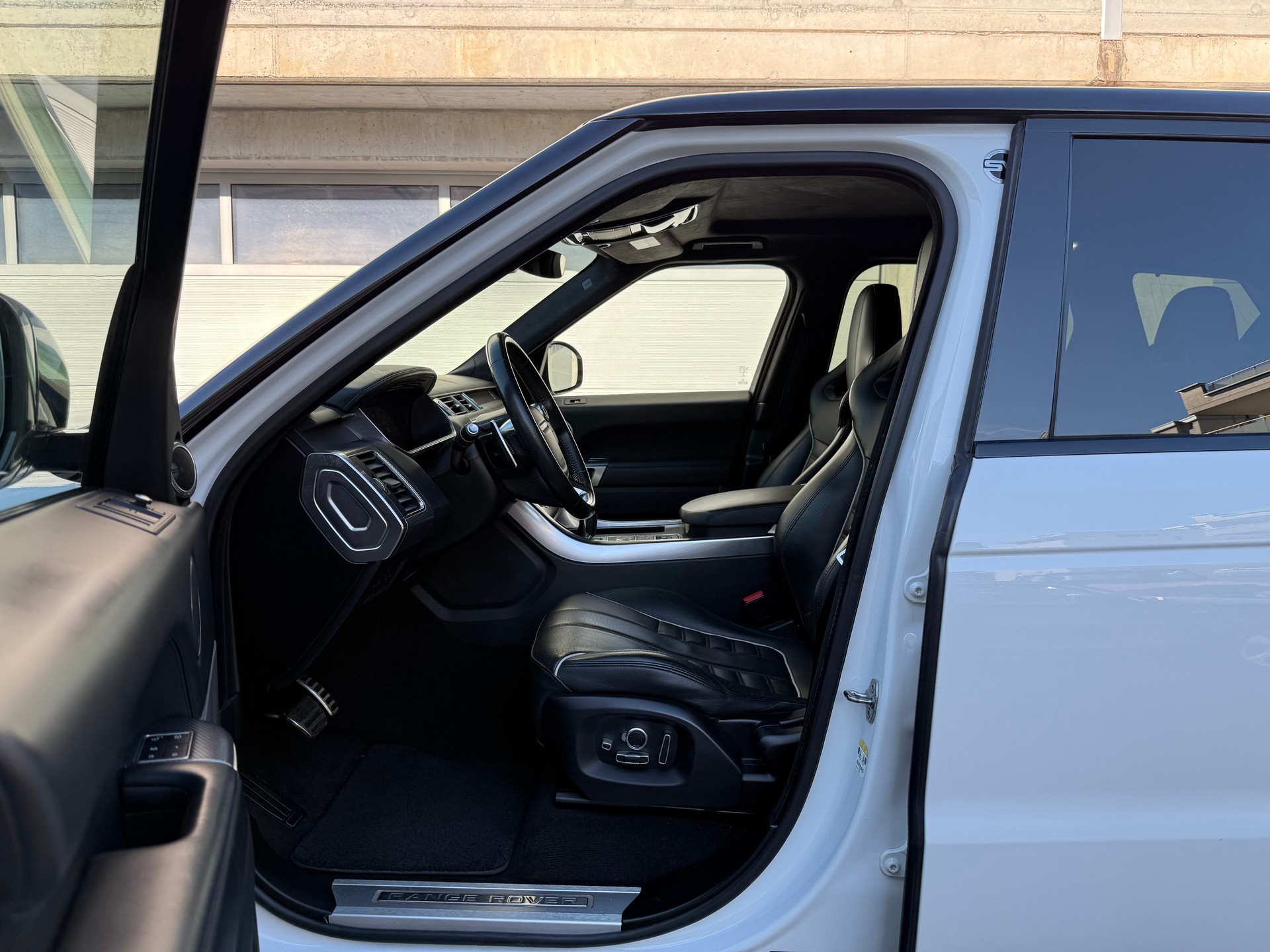 LAND ROVER Range Rover Sport 5.0 V8 SVR-image-10