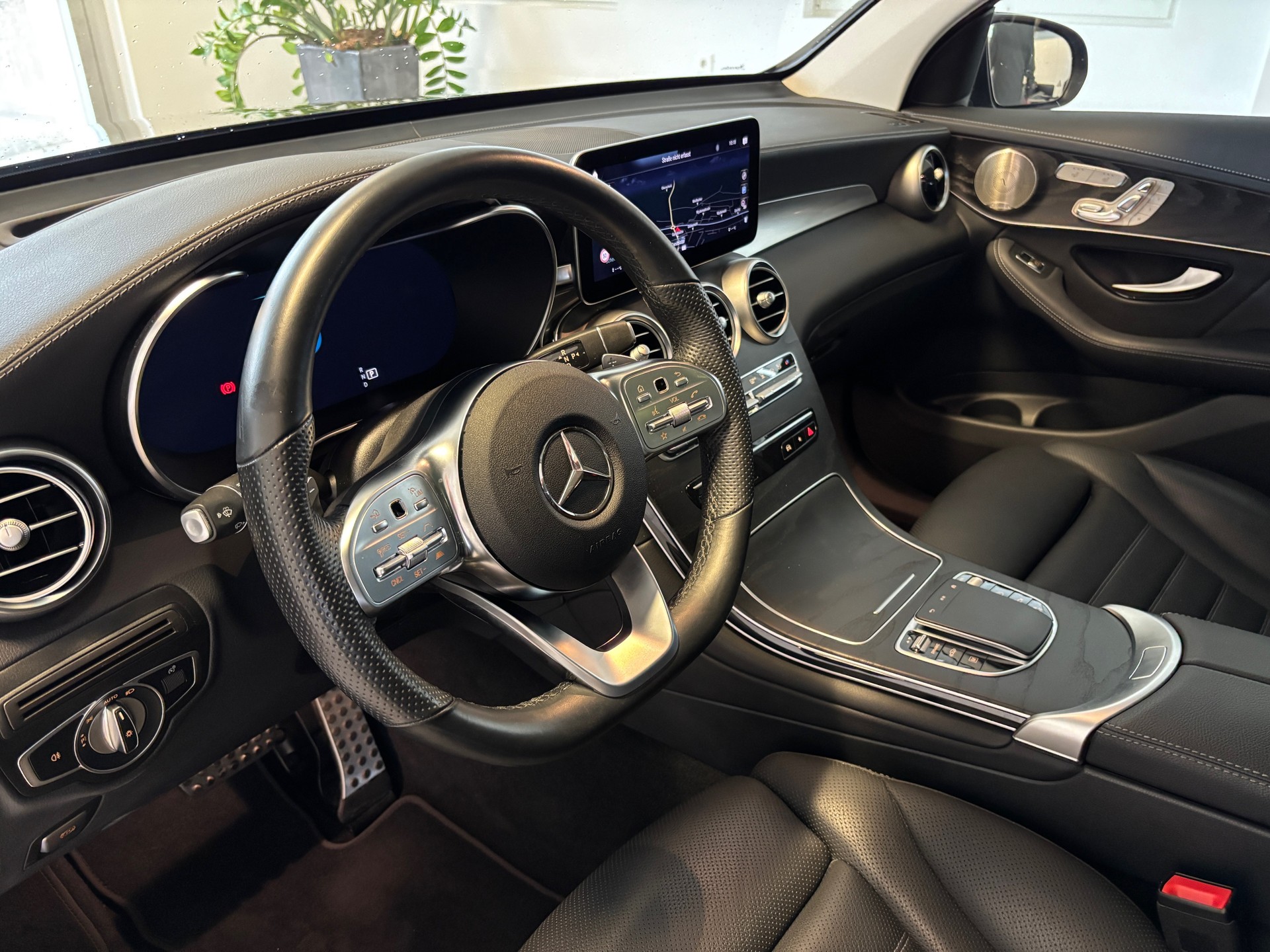 MERCEDES-BENZ GLC 300 de AMG Line 4Matic 9G-Tronic-image-5