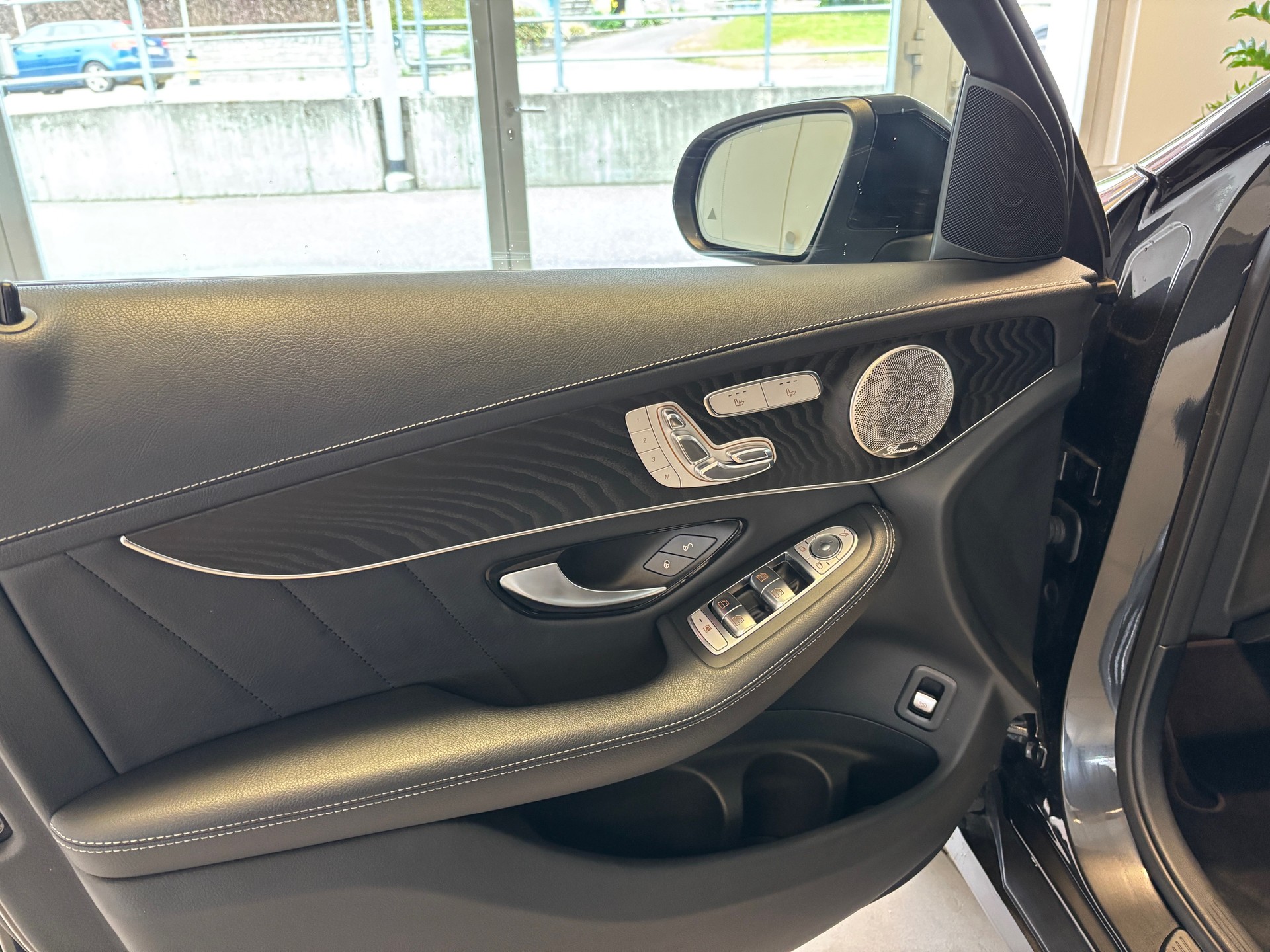 MERCEDES-BENZ GLC 300 de AMG Line 4Matic 9G-Tronic-image-14