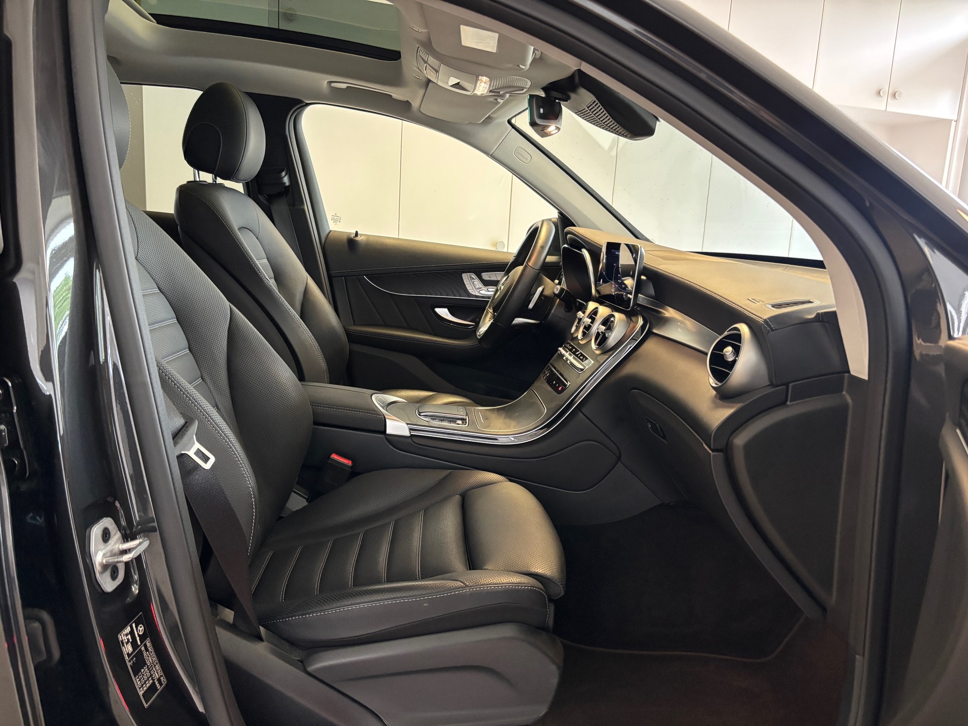 MERCEDES-BENZ GLC 300 de AMG Line 4Matic 9G-Tronic-image-9