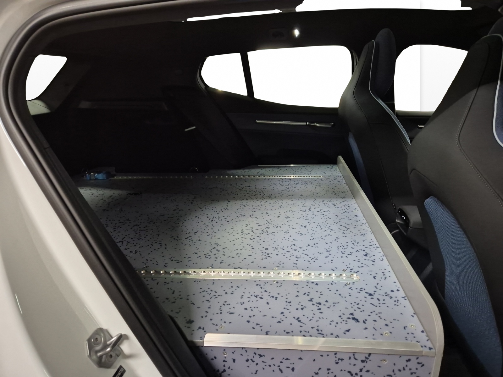 VOLVO EX30 CC "WORKER" E60 Twin Performance AWD-image-16