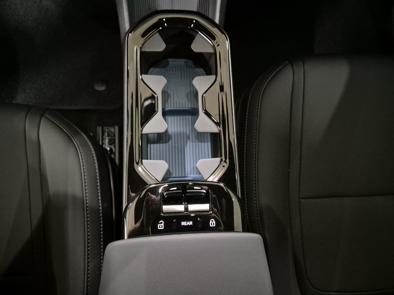 VOLVO EX30 CC "WORKER" E60 Twin Performance AWD-image-13