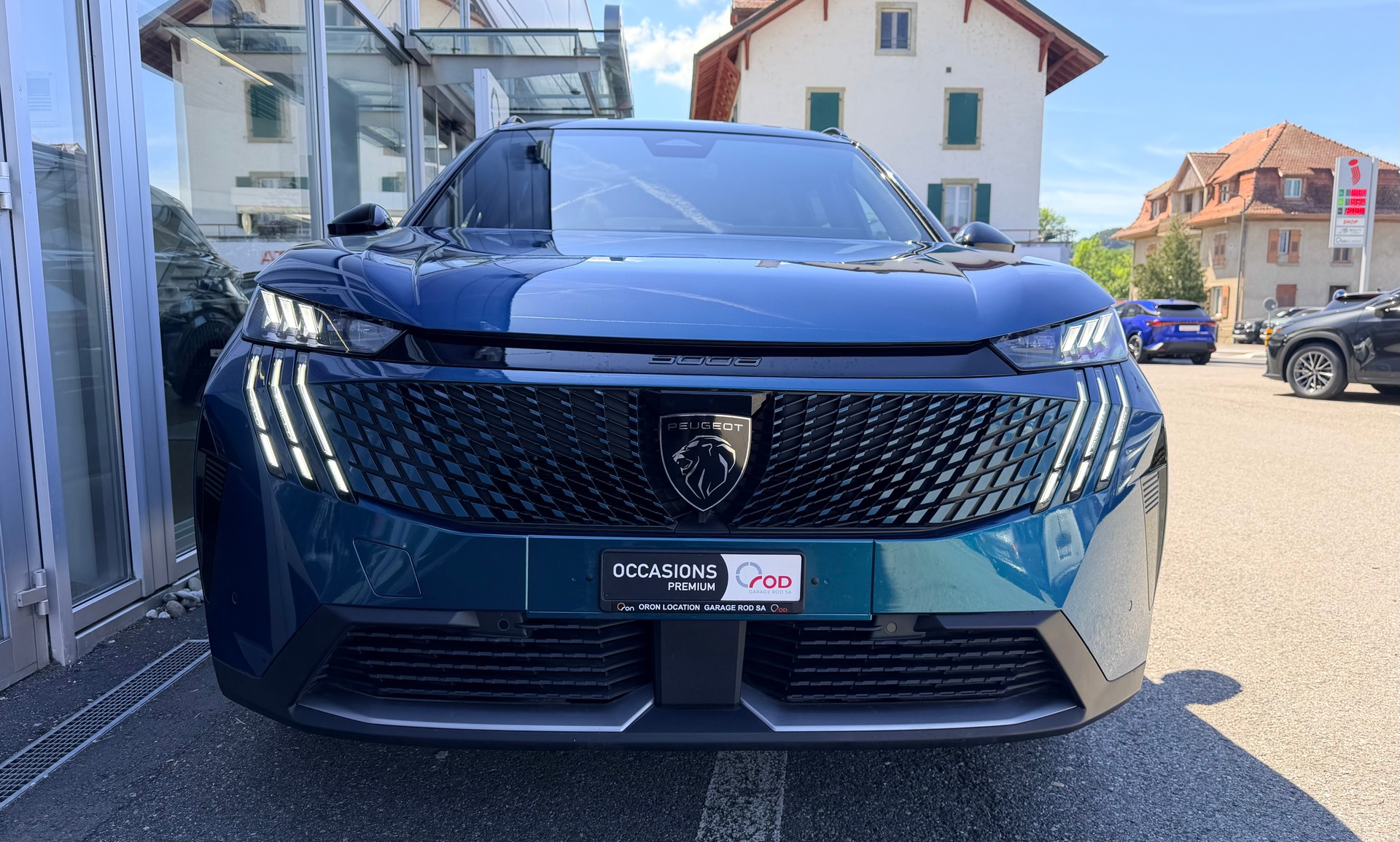PEUGEOT 5008 145 Hybrid e-DCS6 GT-showroom-element-1