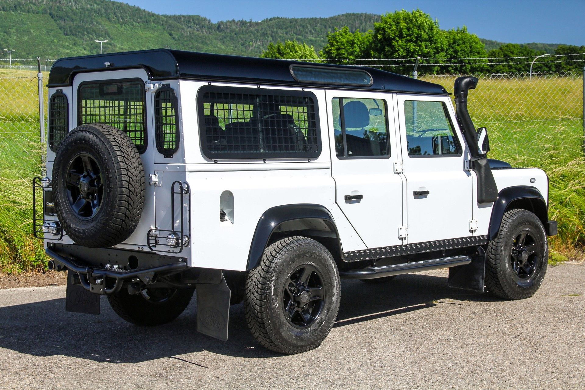 LAND ROVER Defender 110 2.2 TD4 Station Wagon 🇬🇧 ⭐⭐⭐⭐⭐-showroom-element-3