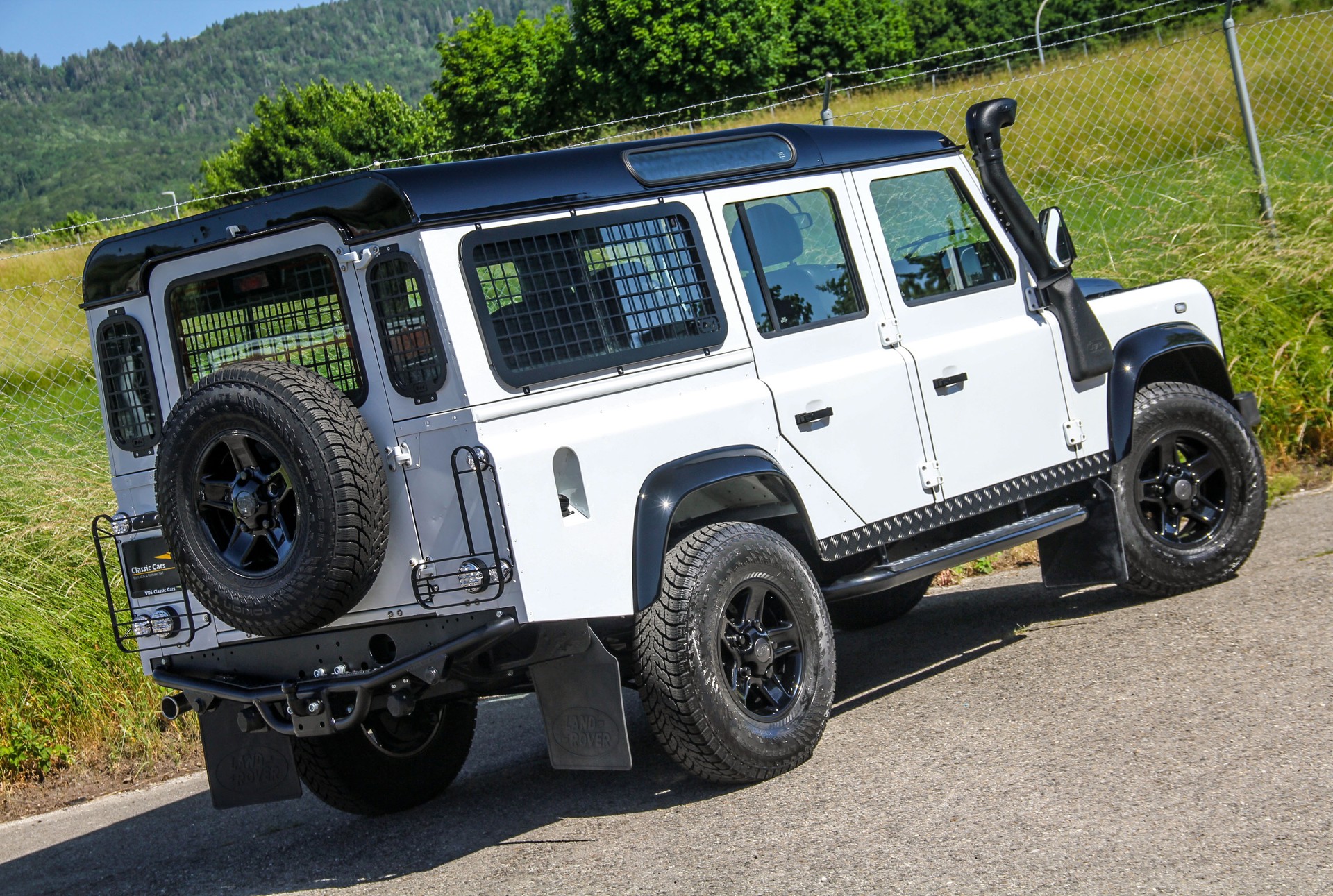 LAND ROVER Defender 110 2.2 TD4 Station Wagon 🇬🇧 ⭐⭐⭐⭐⭐-showroom-element-1