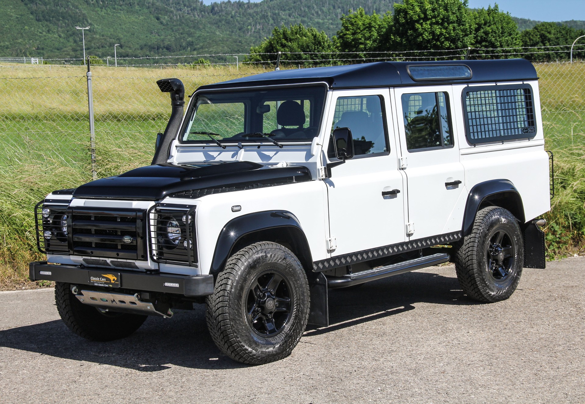 LAND ROVER Defender 110 2.2 TD4 Station Wagon 🇬🇧 ⭐⭐⭐⭐⭐-showroom-element-2