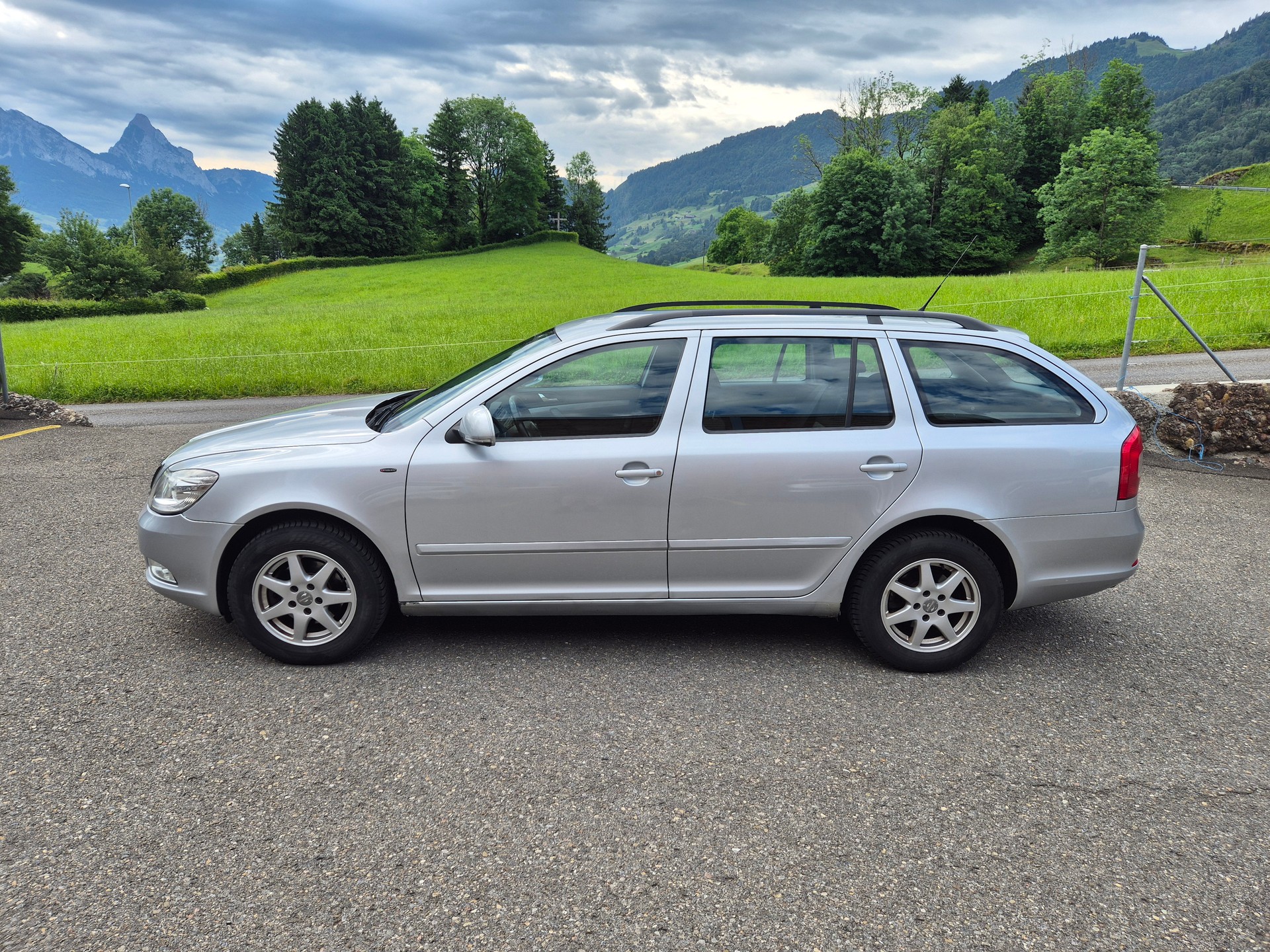 SKODA Octavia Combi 1.6 TDI Adventure 4x4-image-1