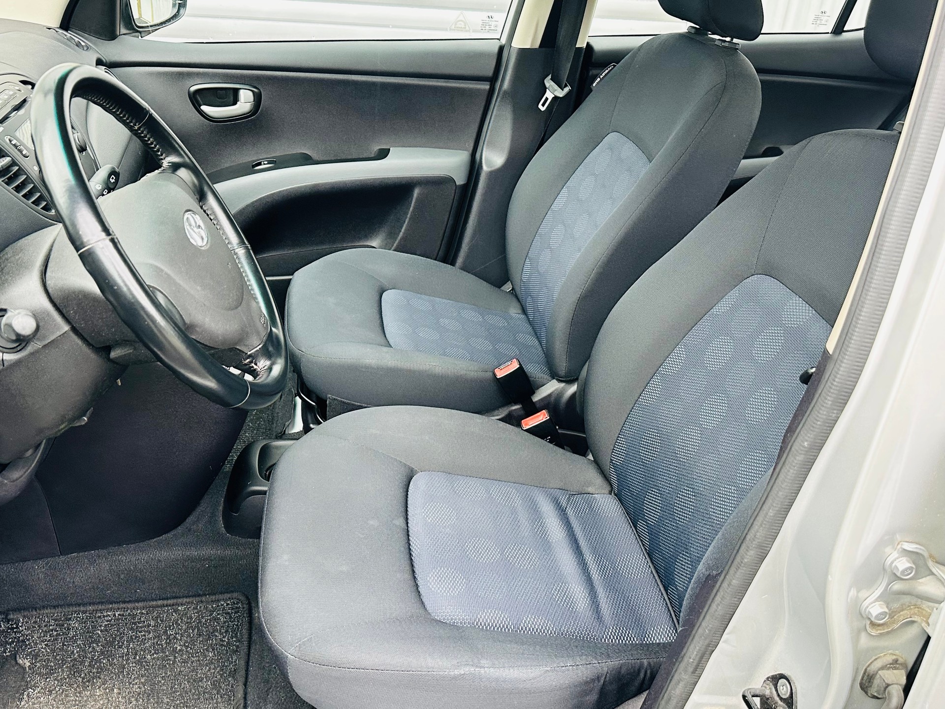 HYUNDAI i10 1.1 Style Automatic-image-13