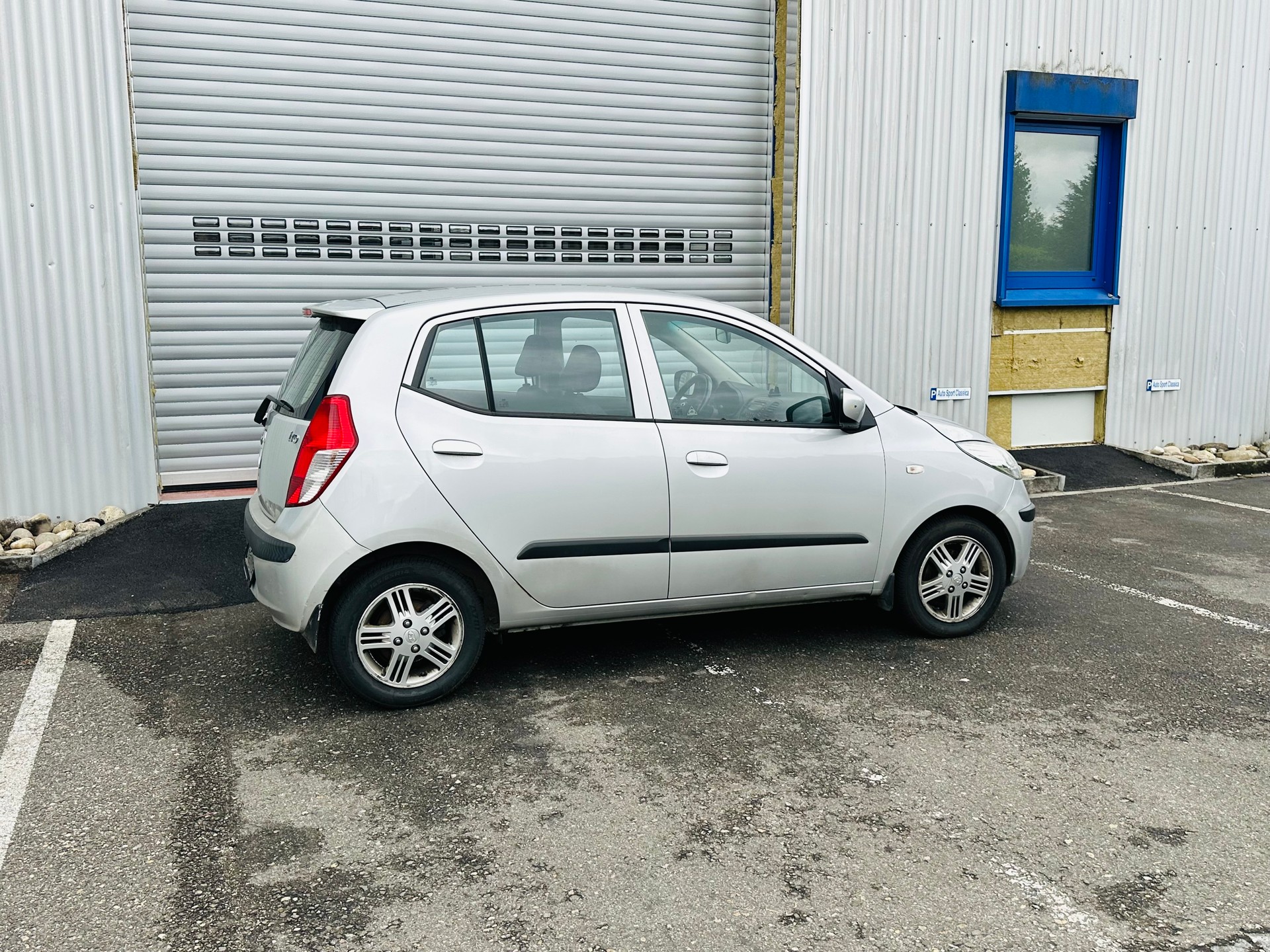HYUNDAI i10 1.1 Style Automatic-image-12