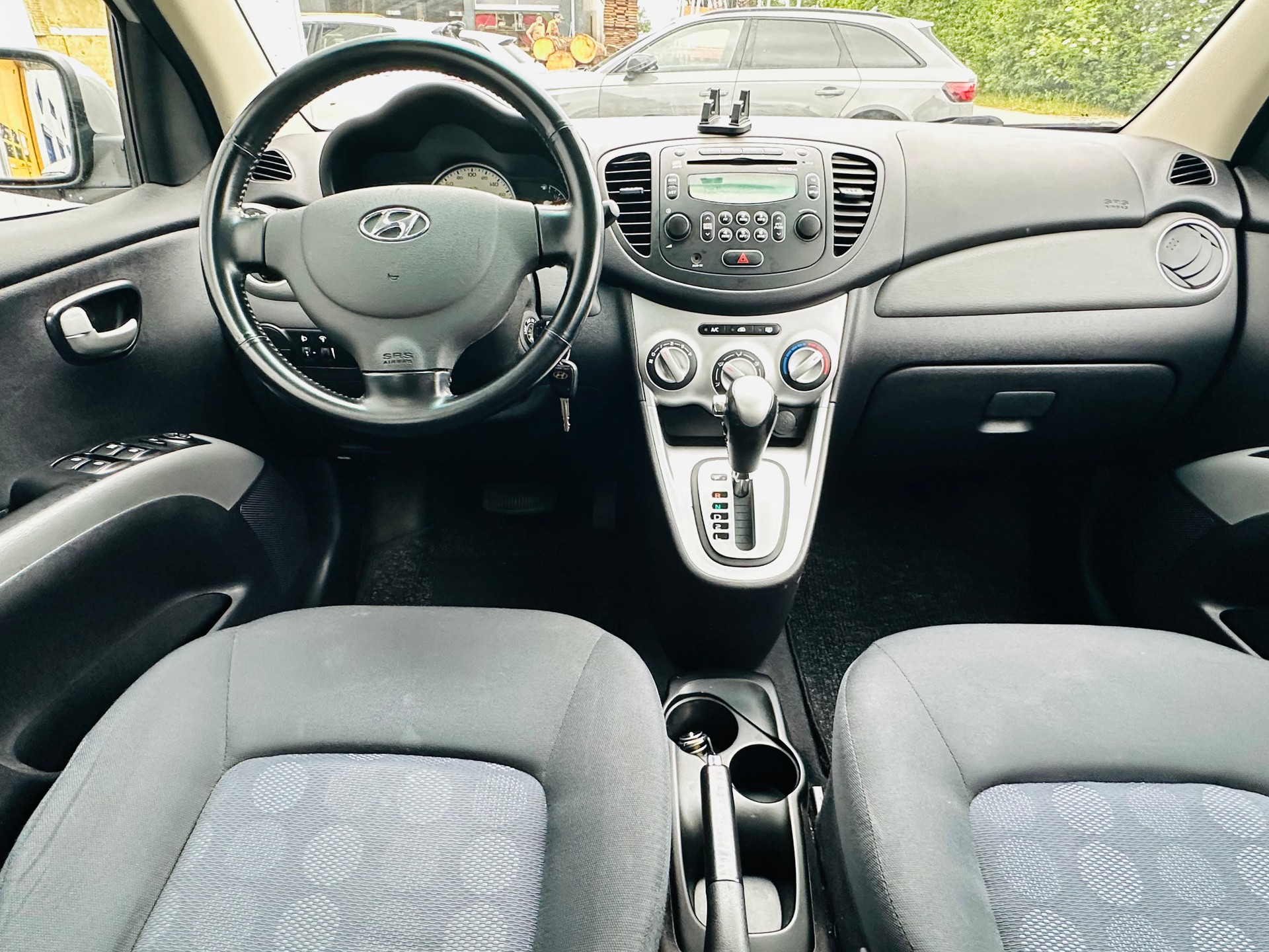 HYUNDAI i10 1.1 Style Automatic-image-9