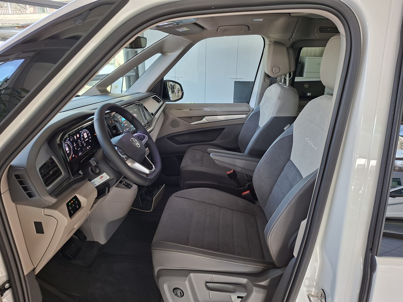 VW California 2.0 TSI Beach Tour Liberty-image-8