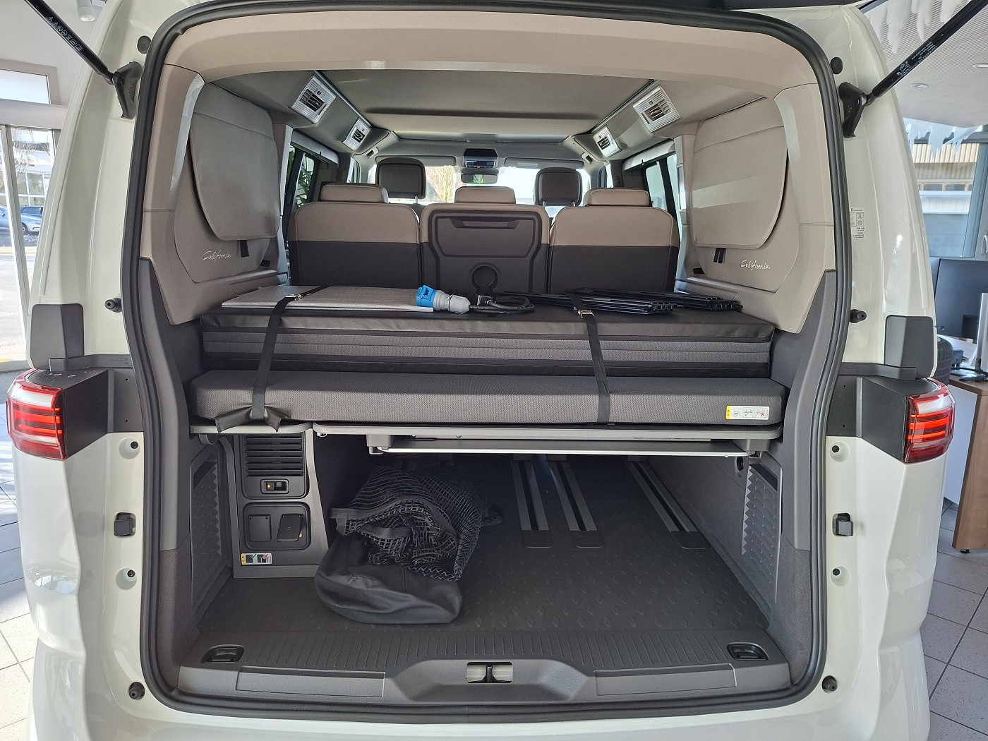 VW California 2.0 TSI Beach Tour Liberty-image-22