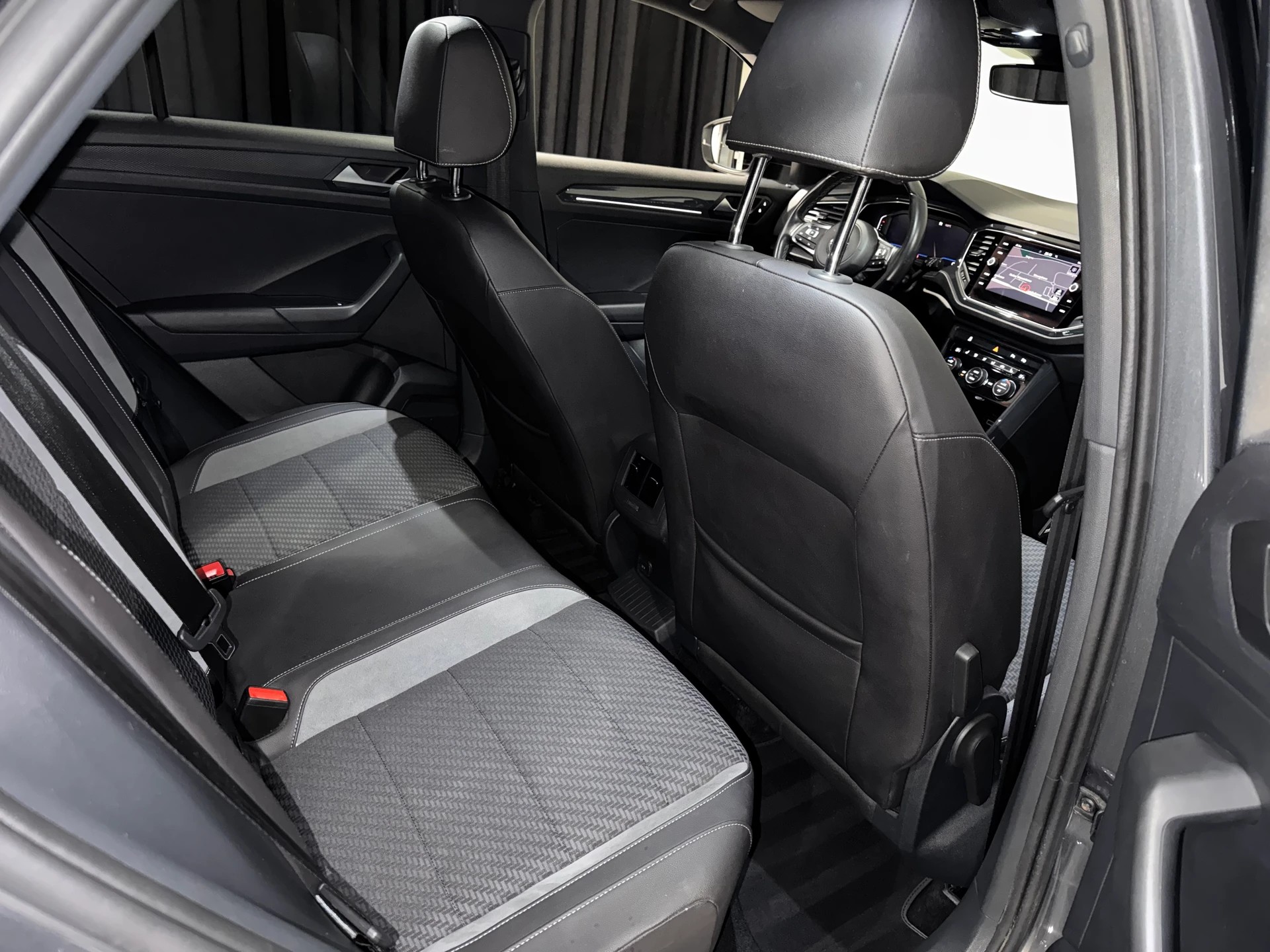 VW VW T-Roc 2.0 TSI R-Line Sport DSG 4Motion | 1.Hand | CH |-image-11