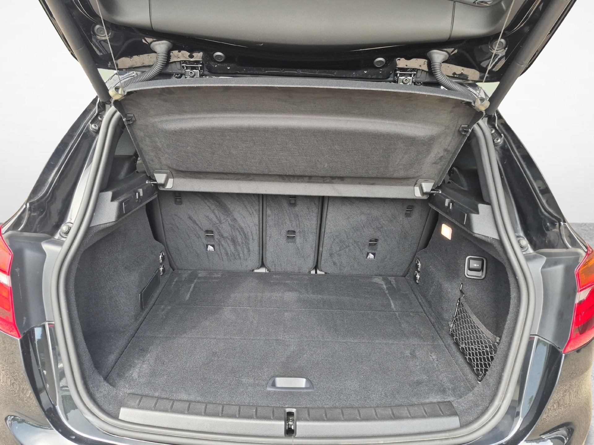 BMW 218d xDrive Active Tourer-image-11
