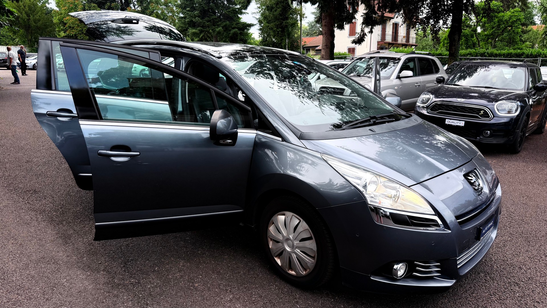 PEUGEOT 5008 1.6 16V T Family-image-12
