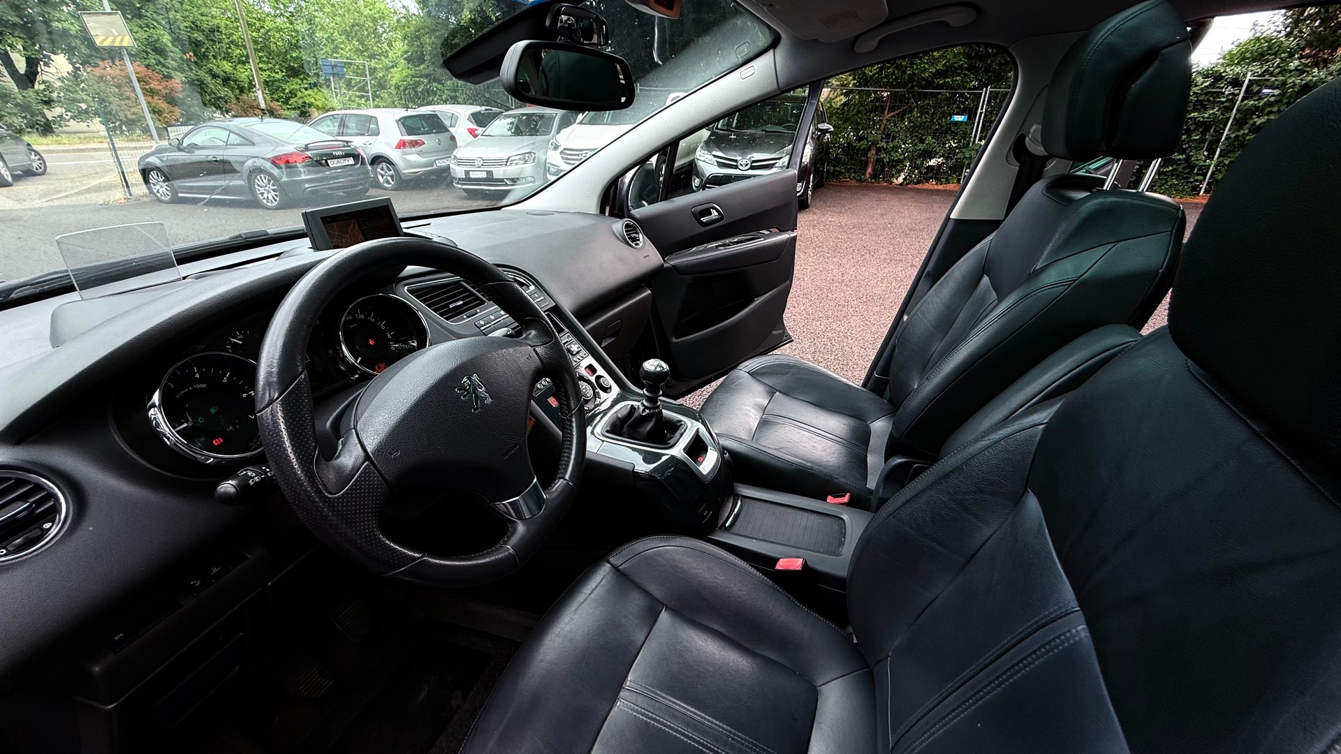 PEUGEOT 5008 1.6 16V T Family-image-10