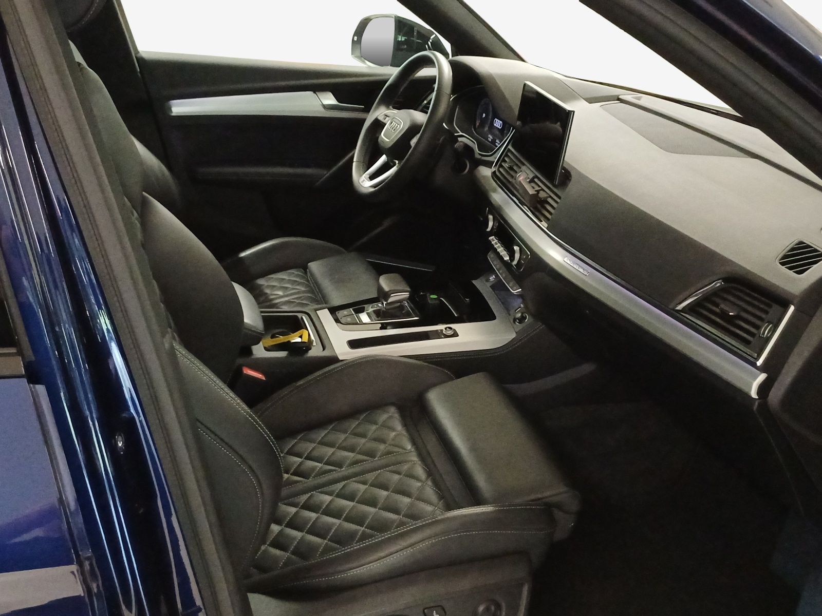 AUDI Q5 40 TDI Black Edition quattro S-tronic-image-15