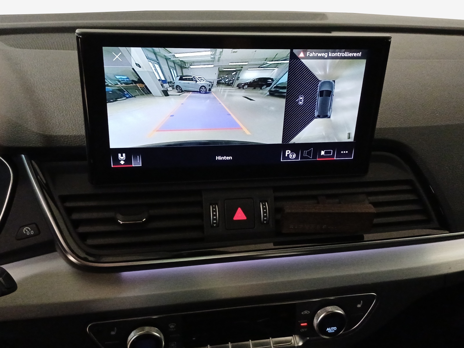 AUDI Q5 40 TDI Black Edition quattro S-tronic-image-14