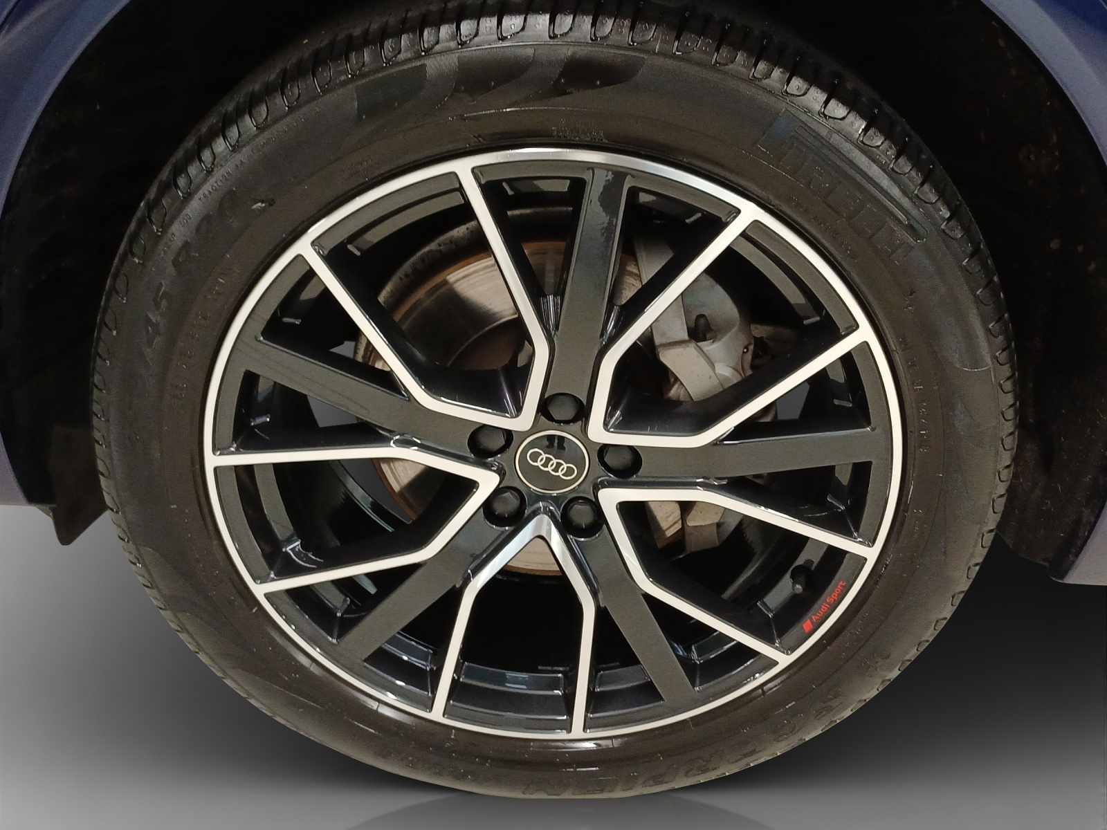 AUDI Q5 40 TDI Black Edition quattro S-tronic-image-13