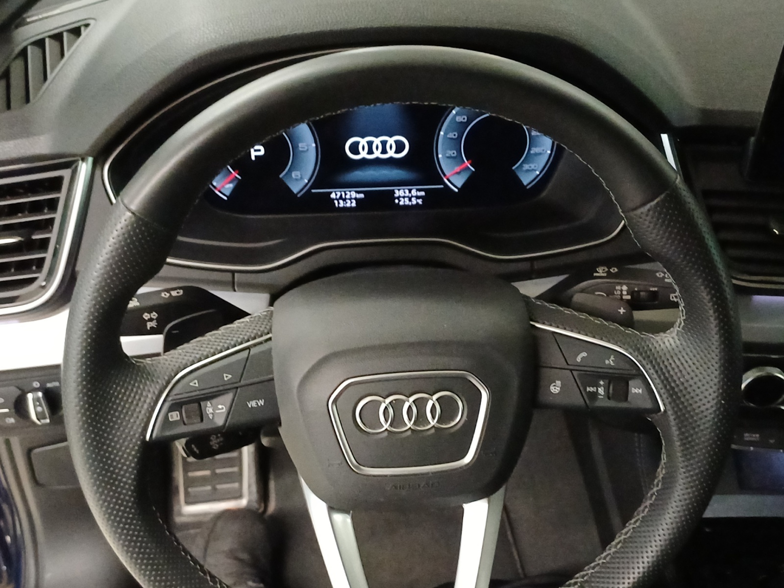 AUDI Q5 40 TDI Black Edition quattro S-tronic-image-9