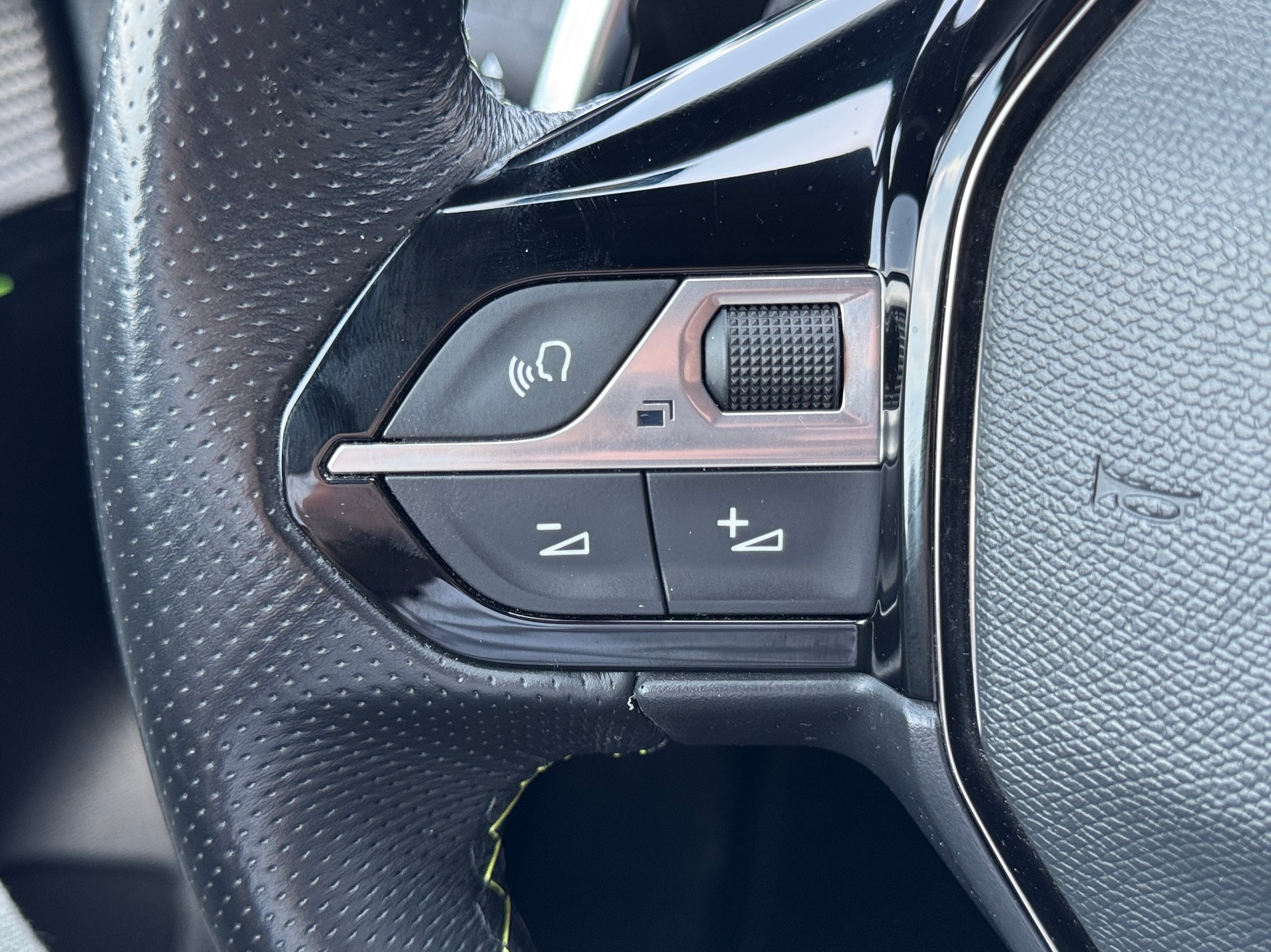 PEUGEOT 208 1.2 PureTech GT EAT8-image-14