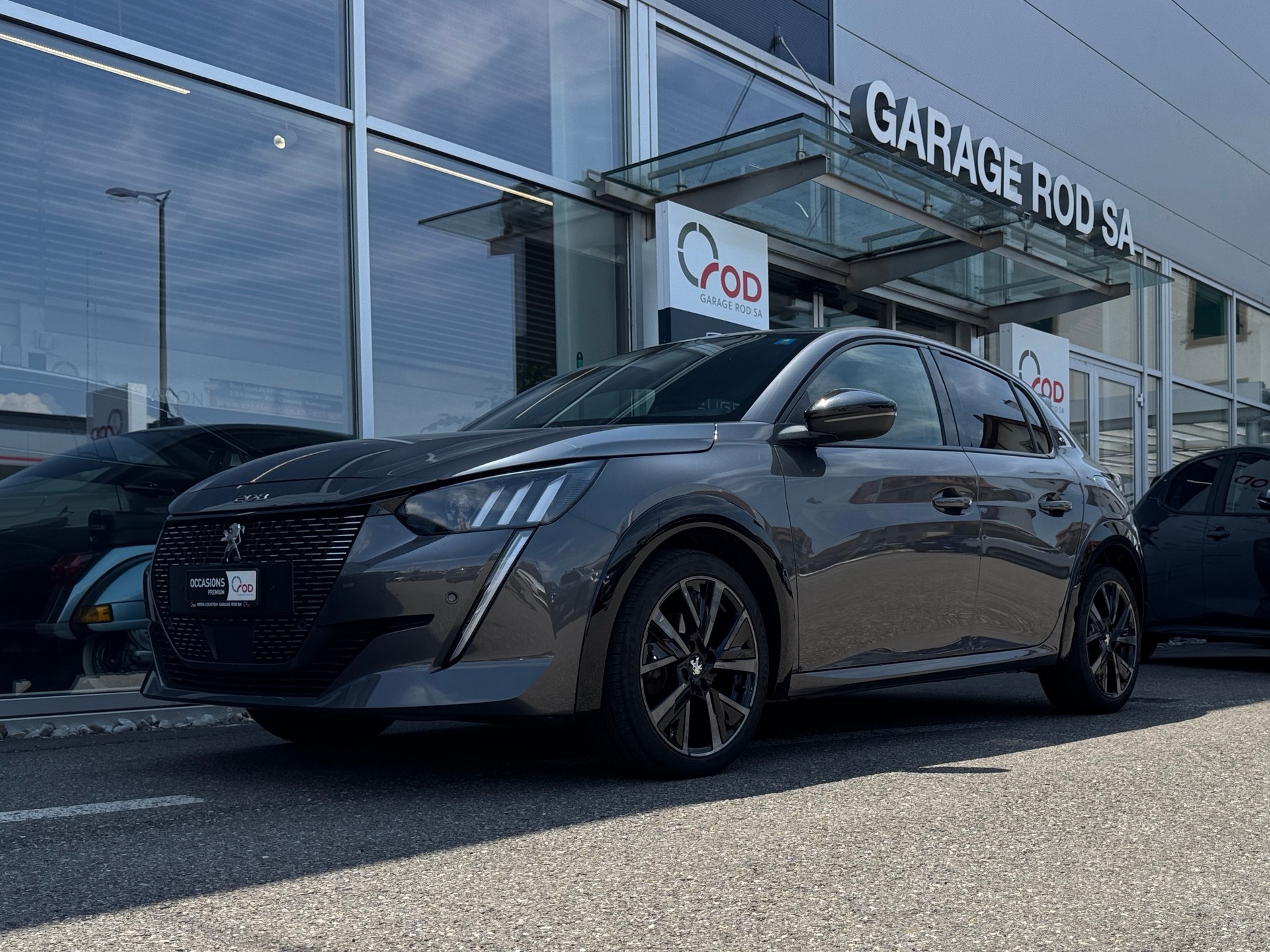 PEUGEOT 208 1.2 PureTech GT EAT8-image-1