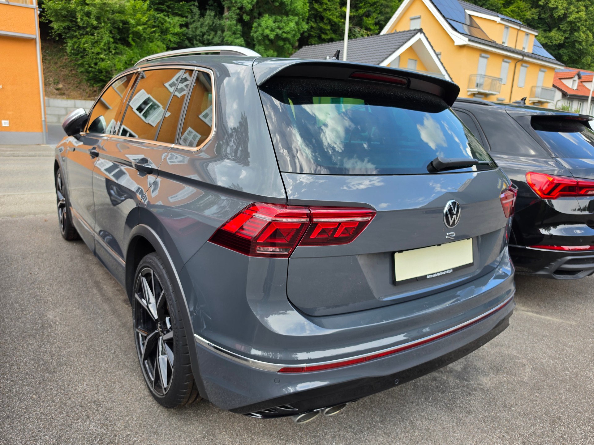 VW Tiguan 2.0TSI R 4Motion DSG-image-3