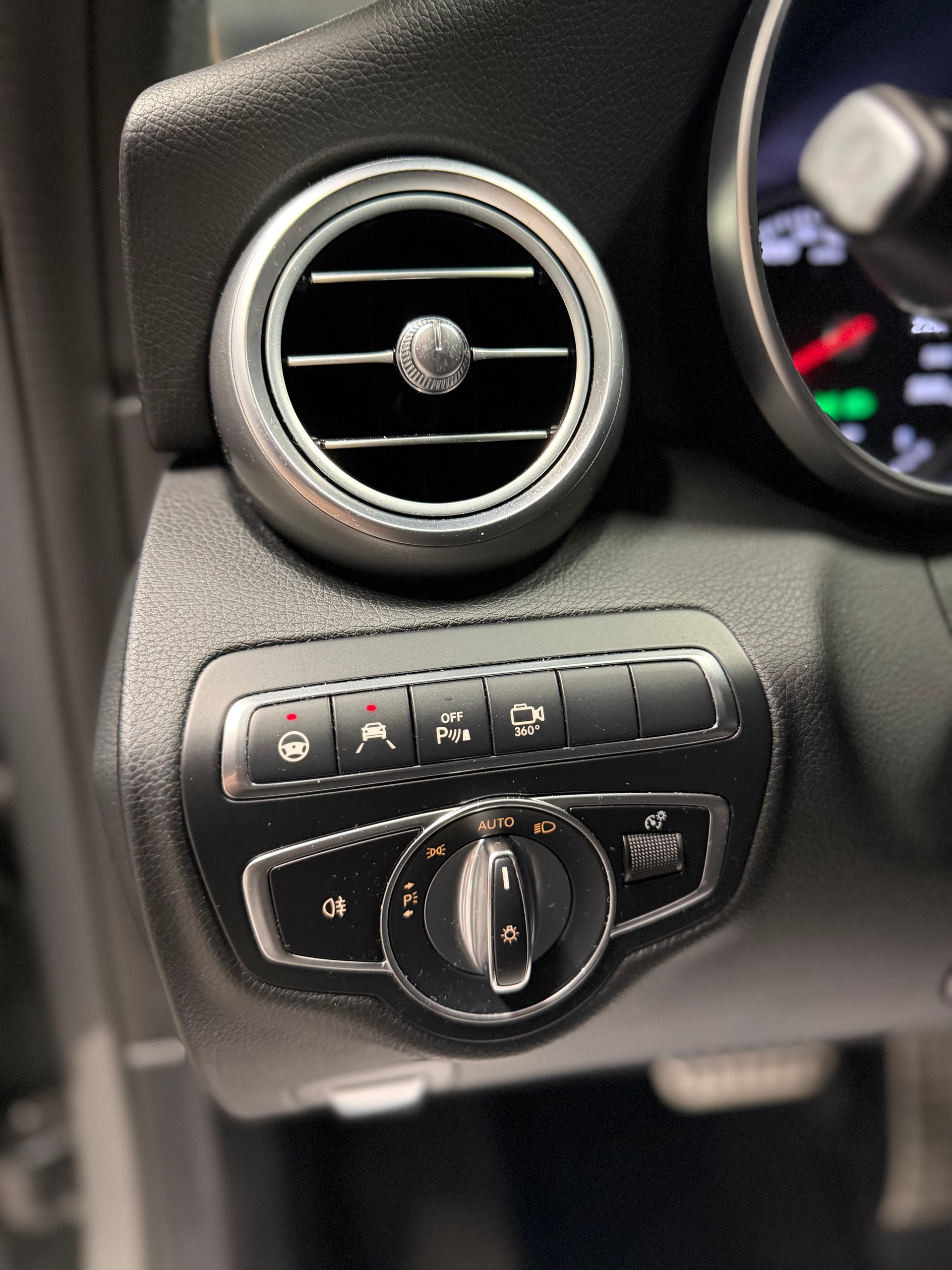 MERCEDES-BENZ C 250 d AMG Line 4Matic 9G-Tronic-image-17