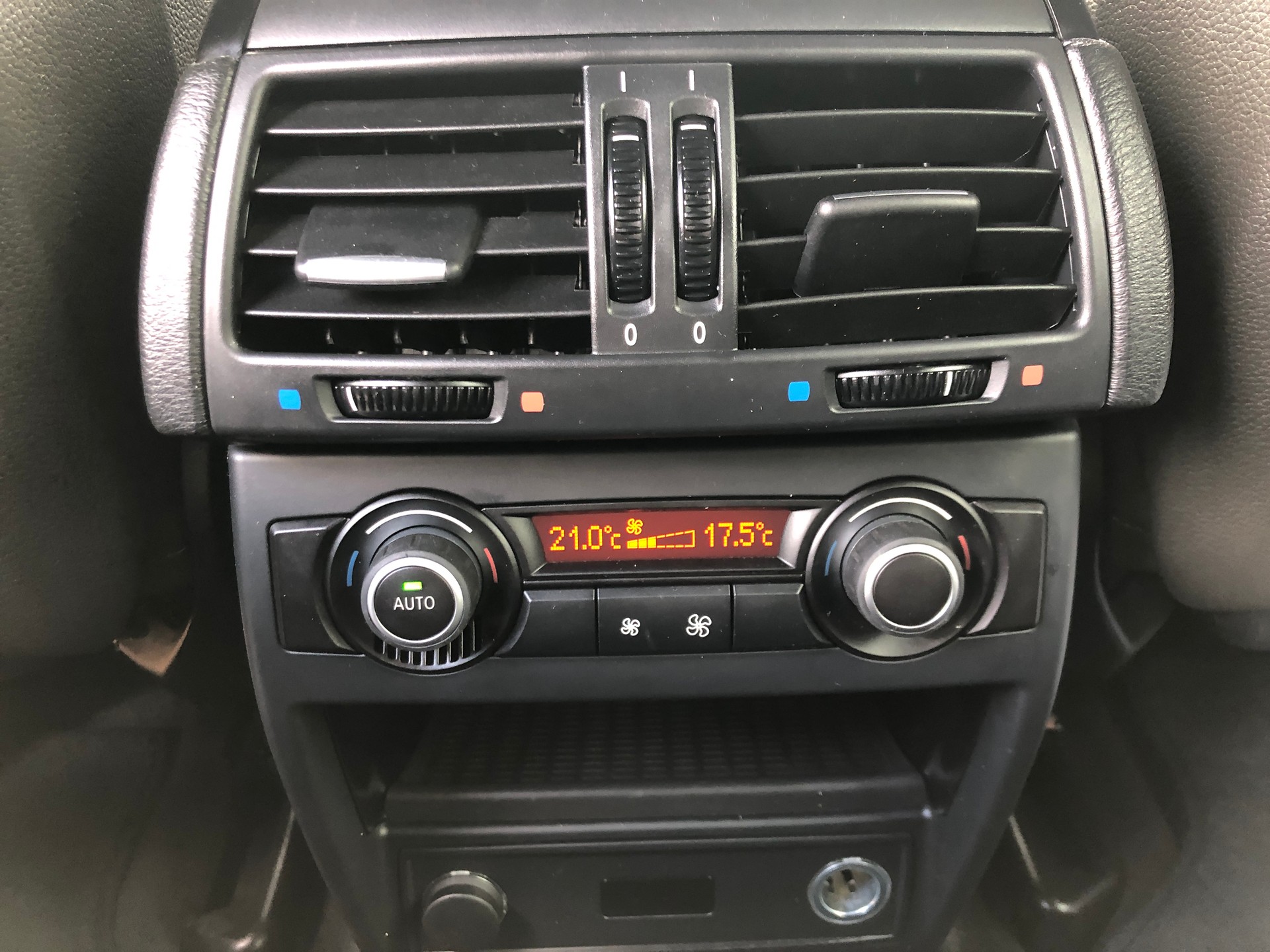 BMW X5 xDrive 50i Steptronic-image-11