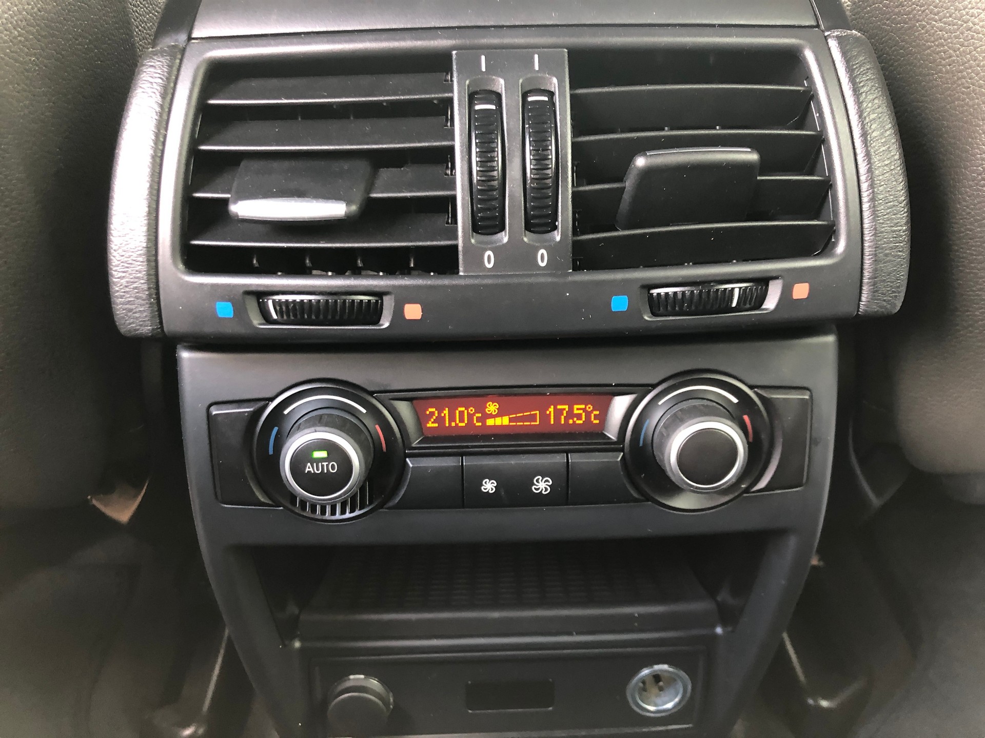 BMW X5 xDrive 50i Steptronic-image-11