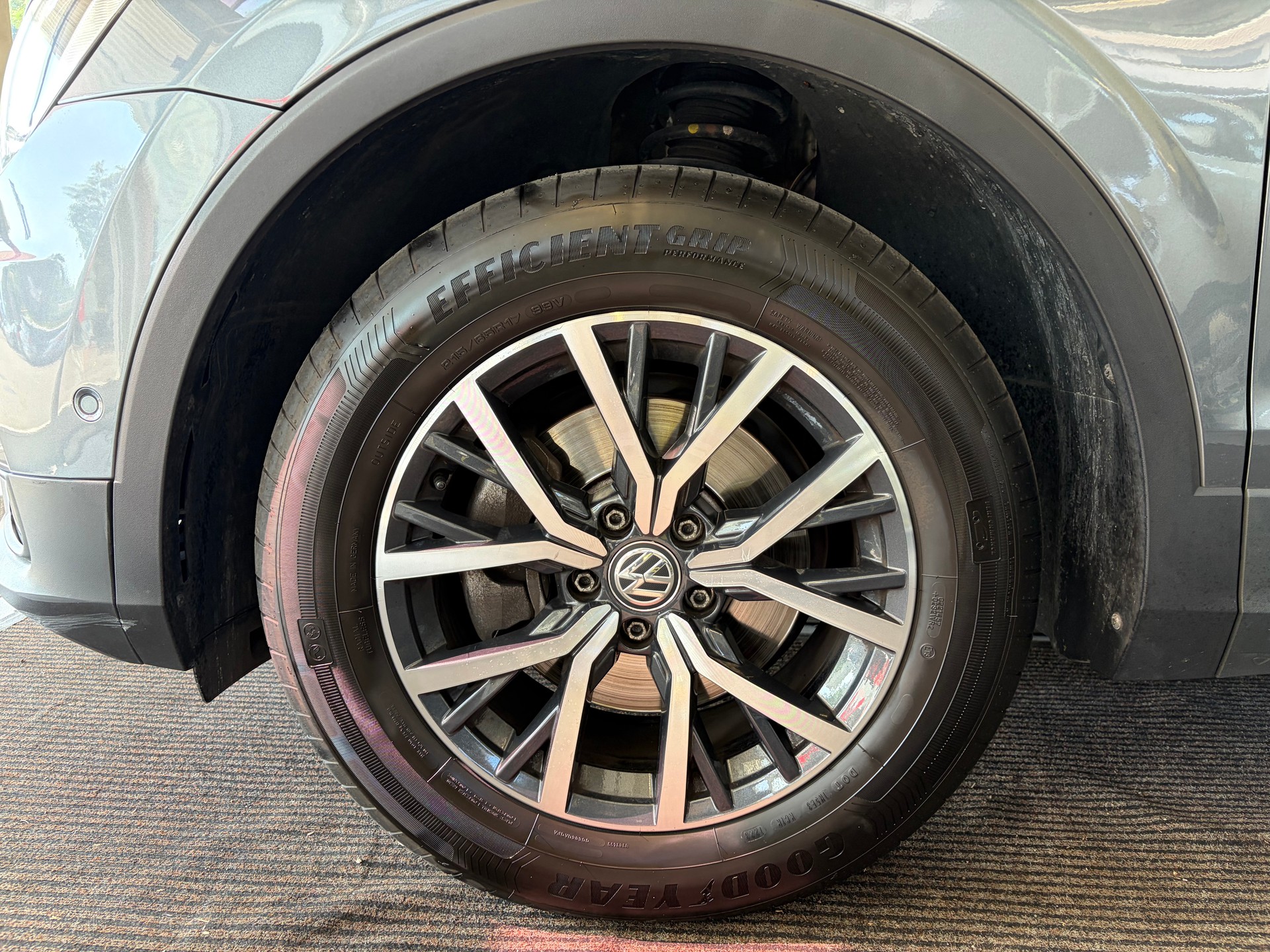 VW Tiguan Allspace 1.5TSI EVO Comfortline DSG | CH | Panorama | Leder Vienna | 7 Sitzer | -image-9