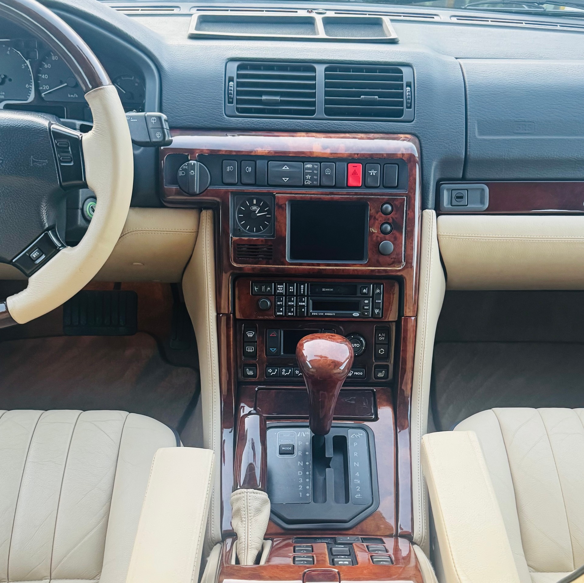 LAND ROVER 4.6 HSE Autobiography LE Anniversary-image-9