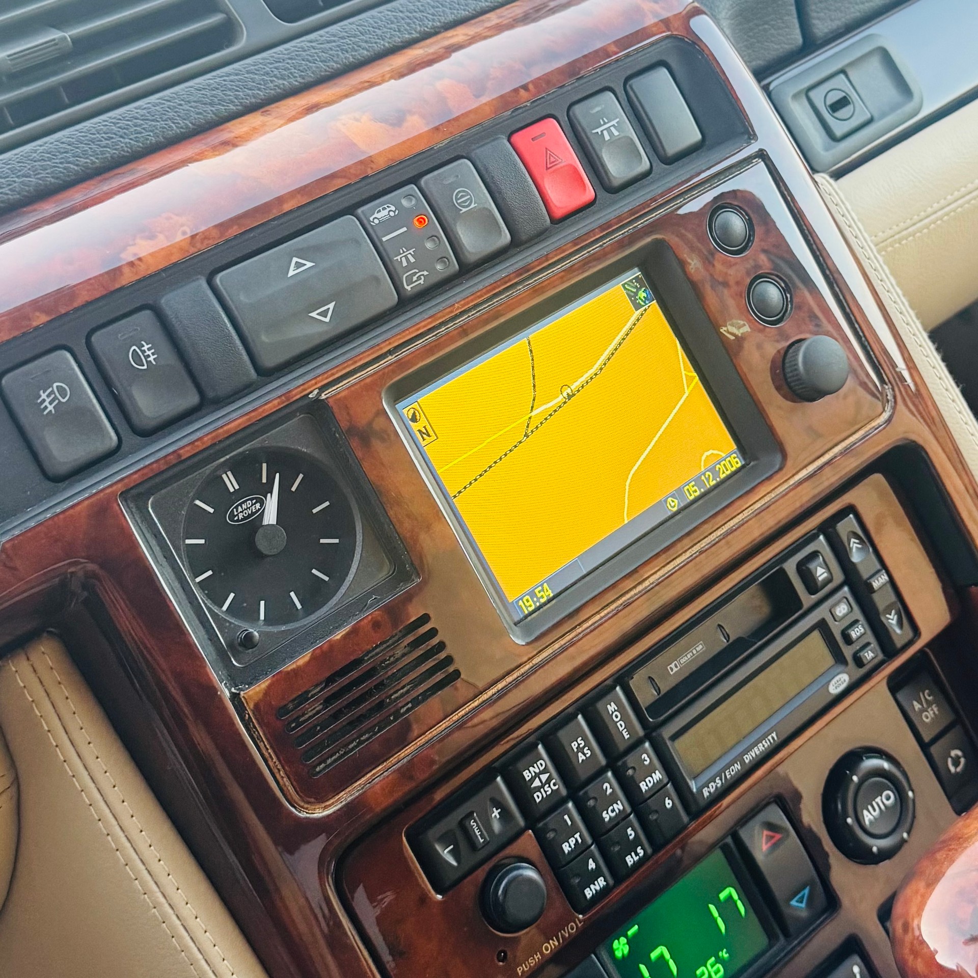 LAND ROVER 4.6 HSE Autobiography LE Anniversary-image-11