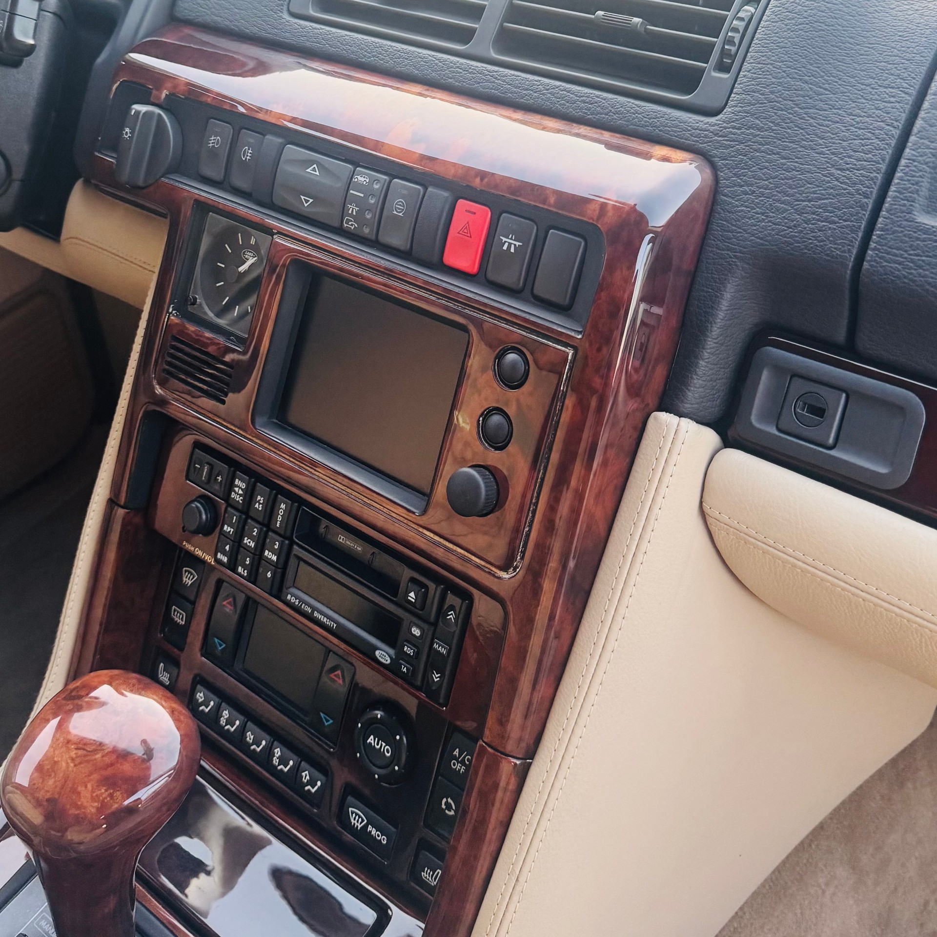 LAND ROVER 4.6 HSE Autobiography LE Anniversary-image-12